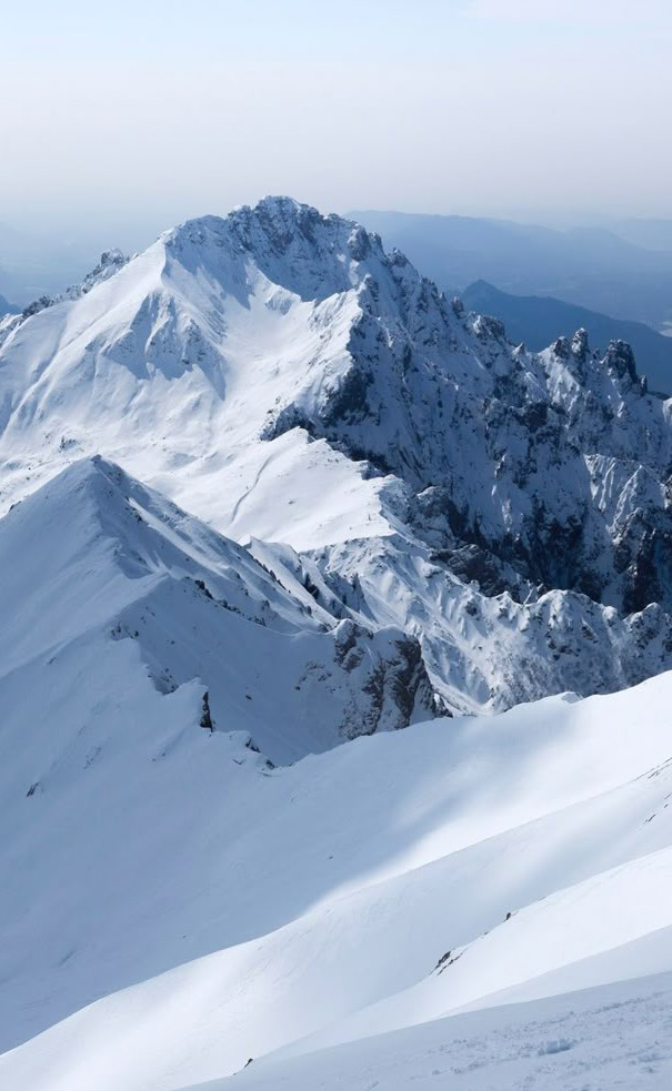 Vetta innevata sotto un cielo limpido