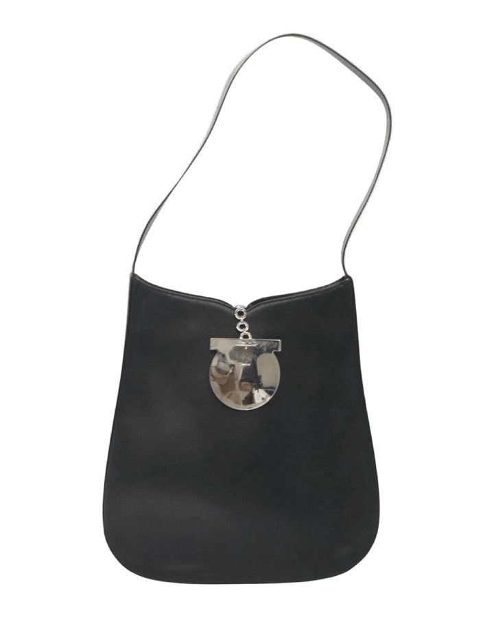 Borsa a spalla Salvatore Ferragamo in pelle nera con pendente Gancini argentato, vista frontale su fondo neutro