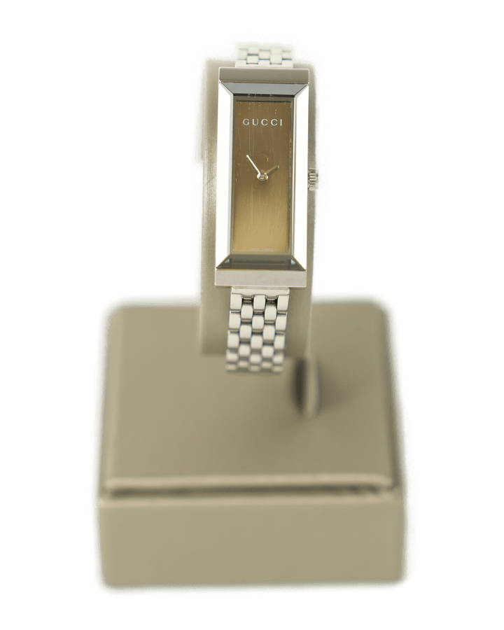 Orologio Gucci G-Frame in acciaio con quadrante bronzo e bracciale a maglie, vista frontale su fondo neutro
