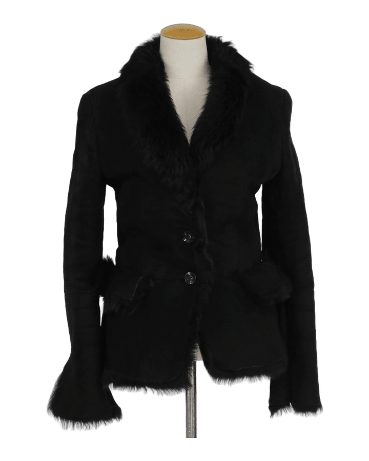 Cappotto Gucci in montone nero con collo a scialle in vello e chiusura a due bottoni, vista frontale su manichino