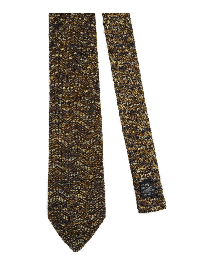 Cravatta a maglia Missoni in seta, acrilico e poliammide, filato bouclé fiammato marrone con oro-ocra, crema e lampi di blu notte, vista frontale su fondo neutro