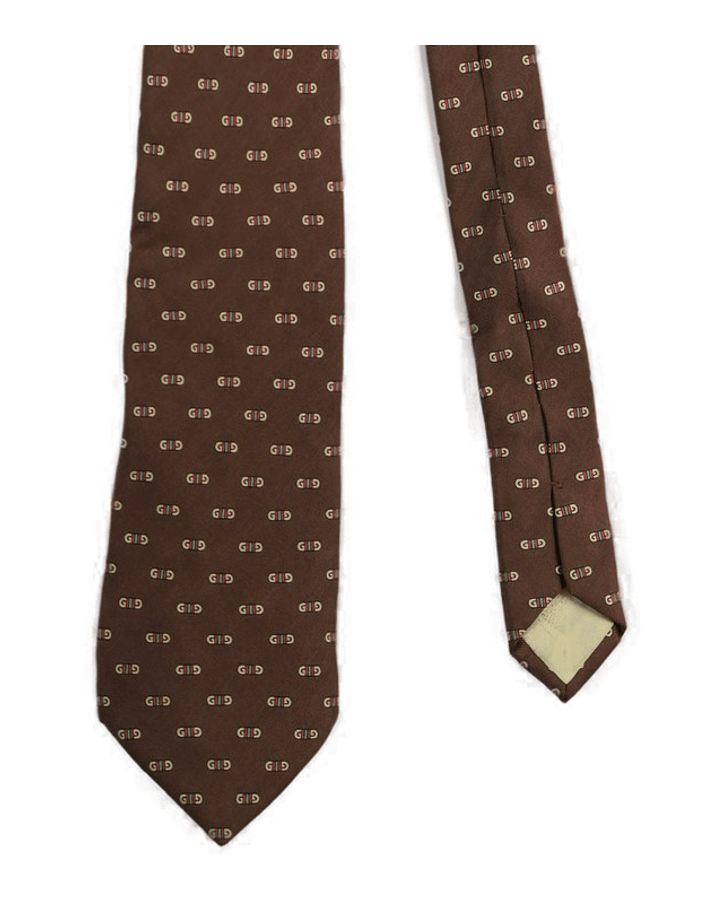 Cravatta Gucci in seta jacquard marrone testa di moro, con doppia G avorio e banda Web rosso e verde, vista frontale su fondo neutro