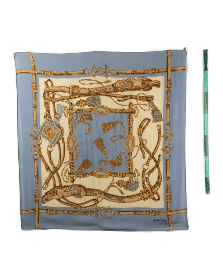 Foulard quadrato Claude Boissy con motivo equestre di cinghie, morsi e staffe in celeste polvere, avorio e oro-ocra, vista intera