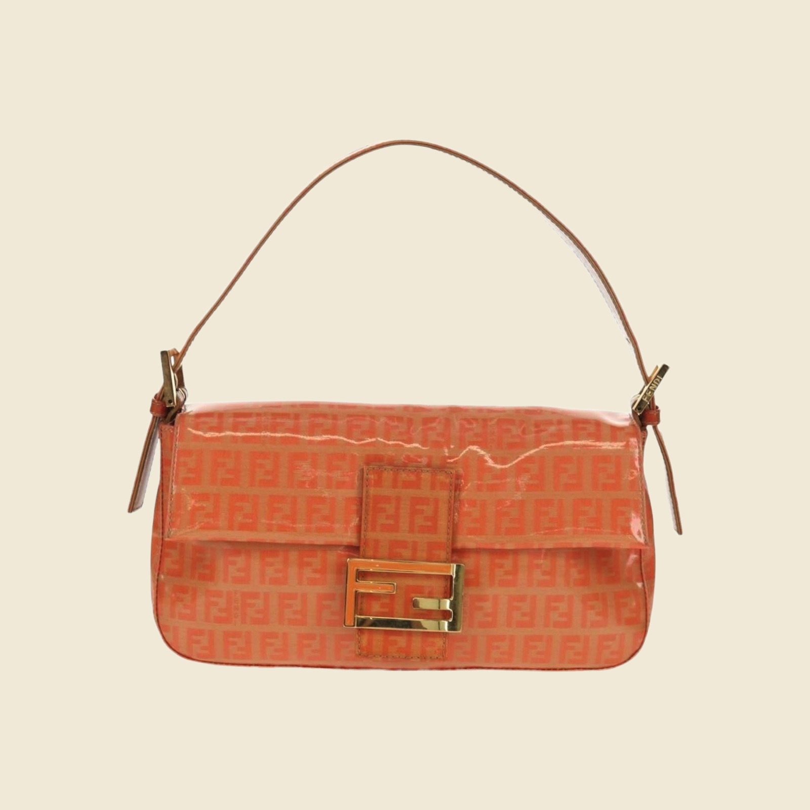 Borsa a spalla Fendi in tela rivestita arancione corallo con monogramma FF e fibbia dorata, vista frontale