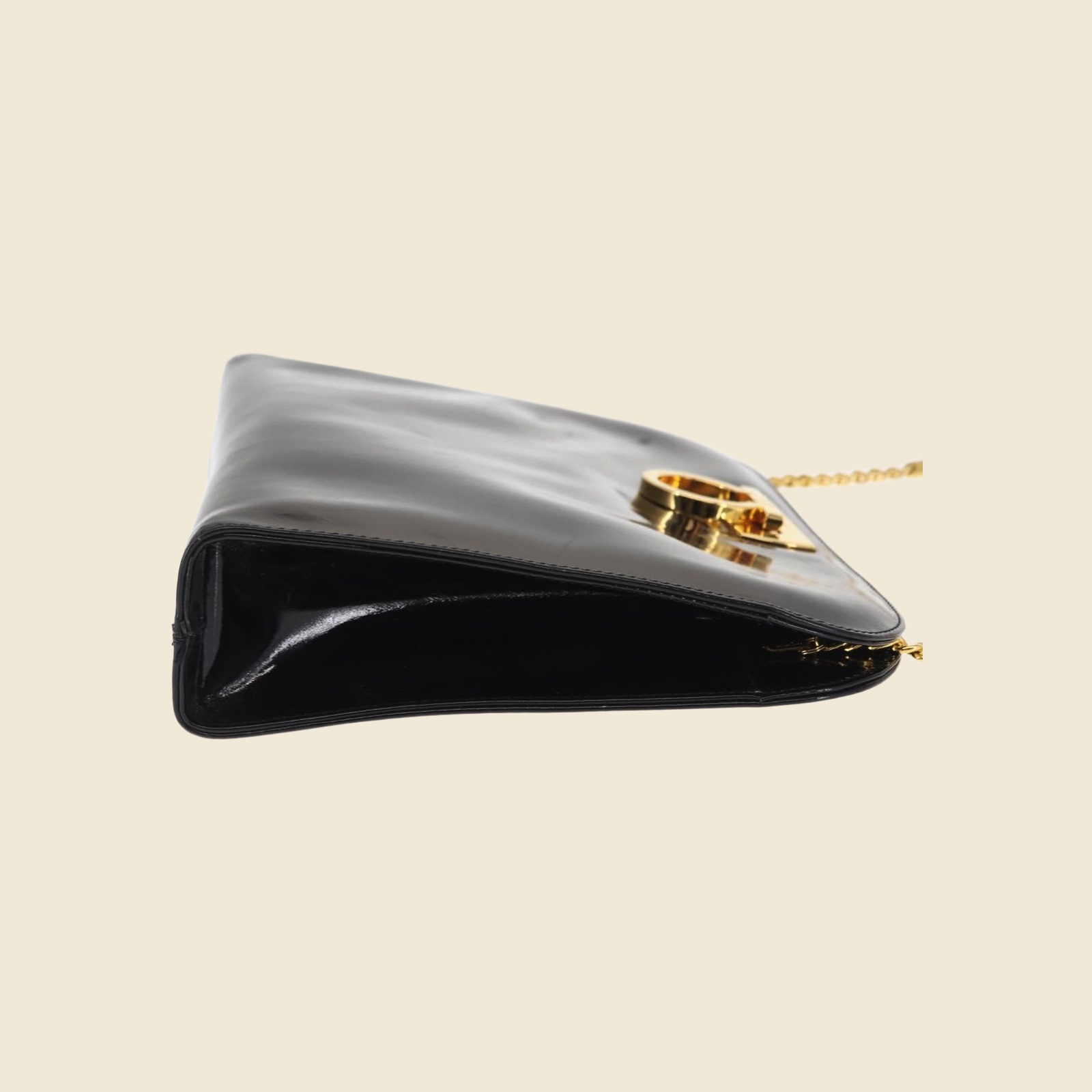 Borsa a spalla Salvatore Ferragamo in pelle verniciata nera, chiusura ad anello dorata, tracolla a catena, vista frontale — vista 3