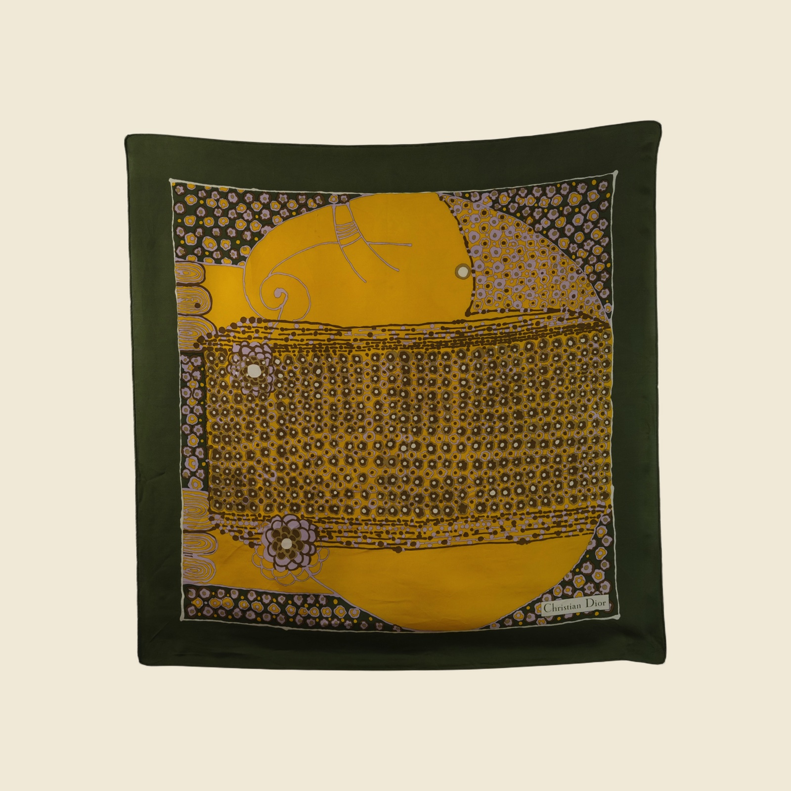 Foulard quadrato Christian Dior in seta, bordo verde oliva e campo giallo a fiori astratti, disteso su fondo chiaro