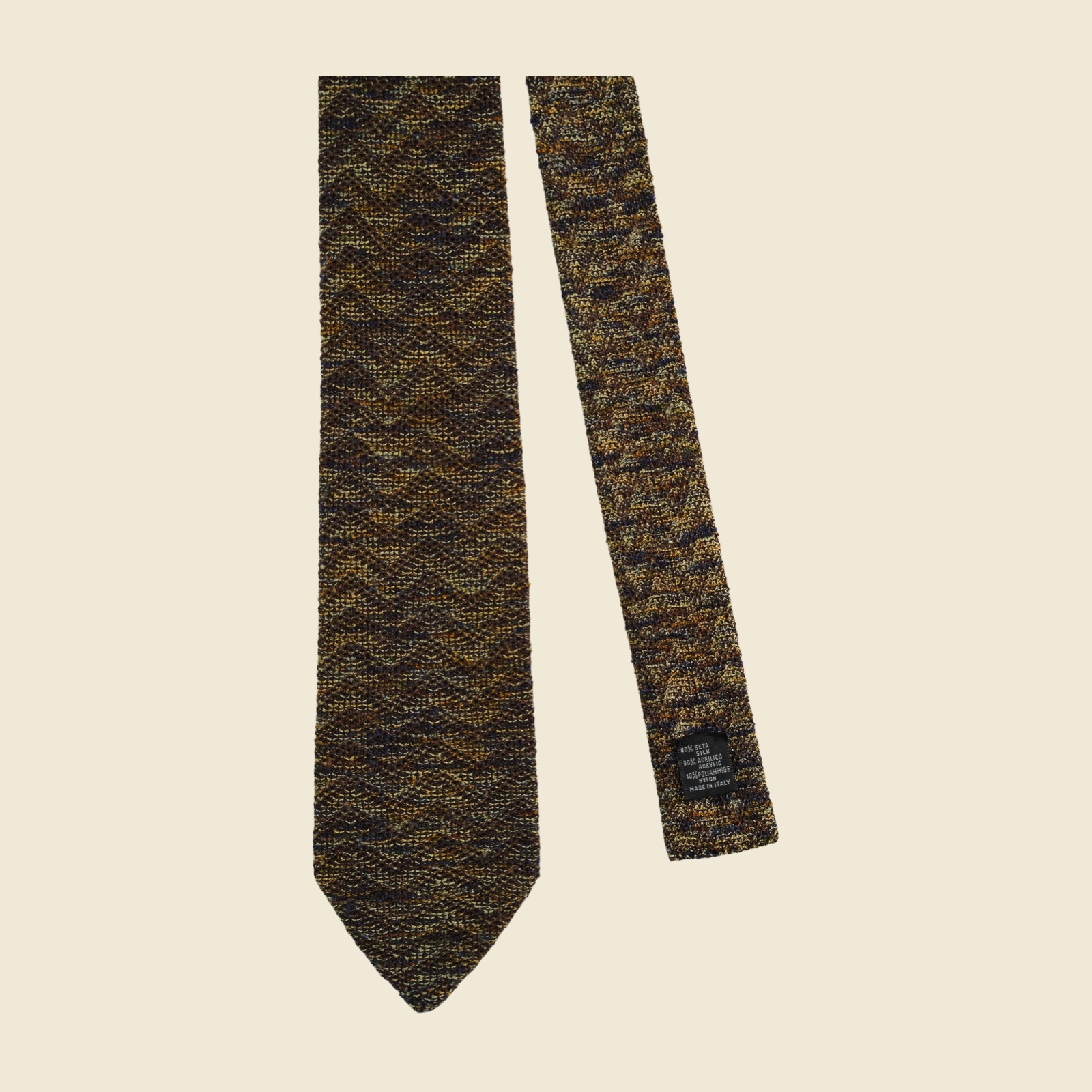 Cravatta a maglia Missoni in filato bouclé fiammato marrone, con oro-ocra, crema e lampi di blu notte, vista frontale su fondo neutro