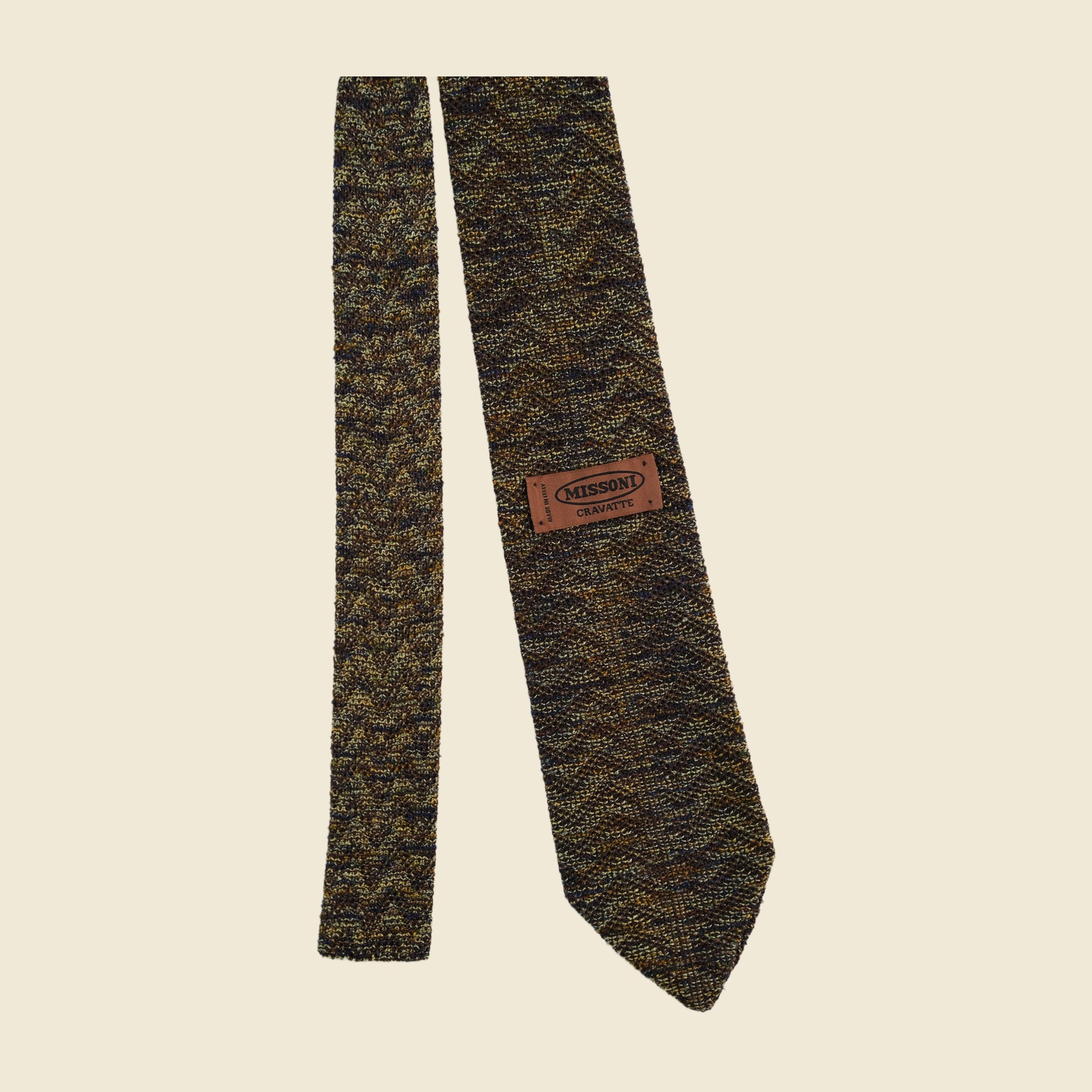 Cravatta a maglia Missoni in filato bouclé fiammato marrone, con oro-ocra, crema e lampi di blu notte, vista frontale su fondo neutro — vista 4