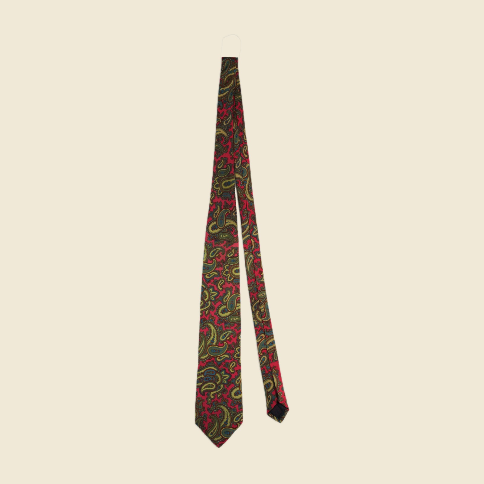 Cravatta Etro in twill di seta con cachemire fitto su fondo rosso lampone, verde oliva e senape, vista frontale su fondo neutro