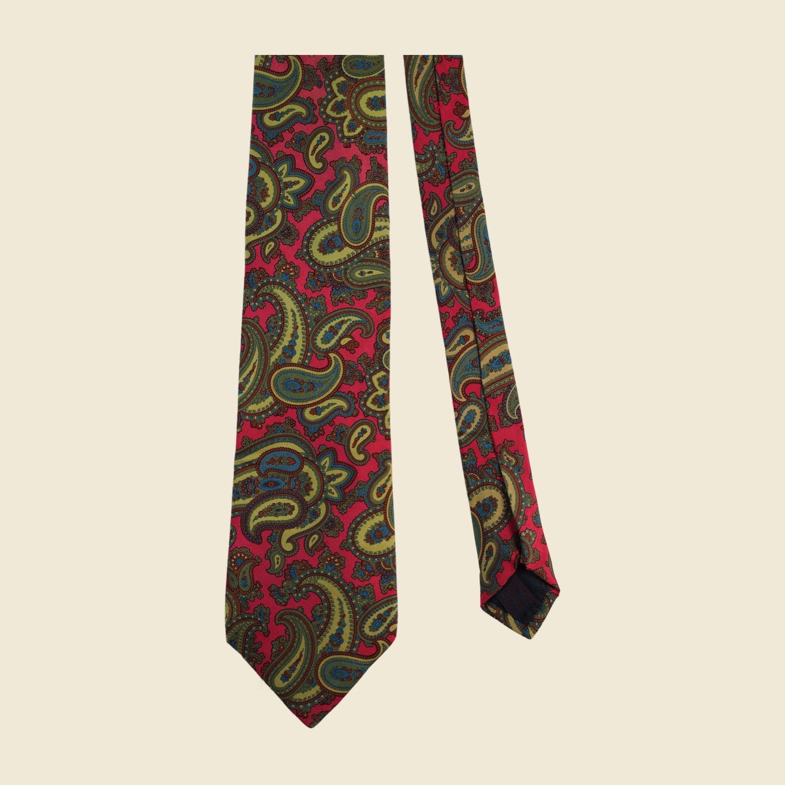 Cravatta Etro in twill di seta con cachemire fitto su fondo rosso lampone, verde oliva e senape, vista frontale su fondo neutro — vista 3
