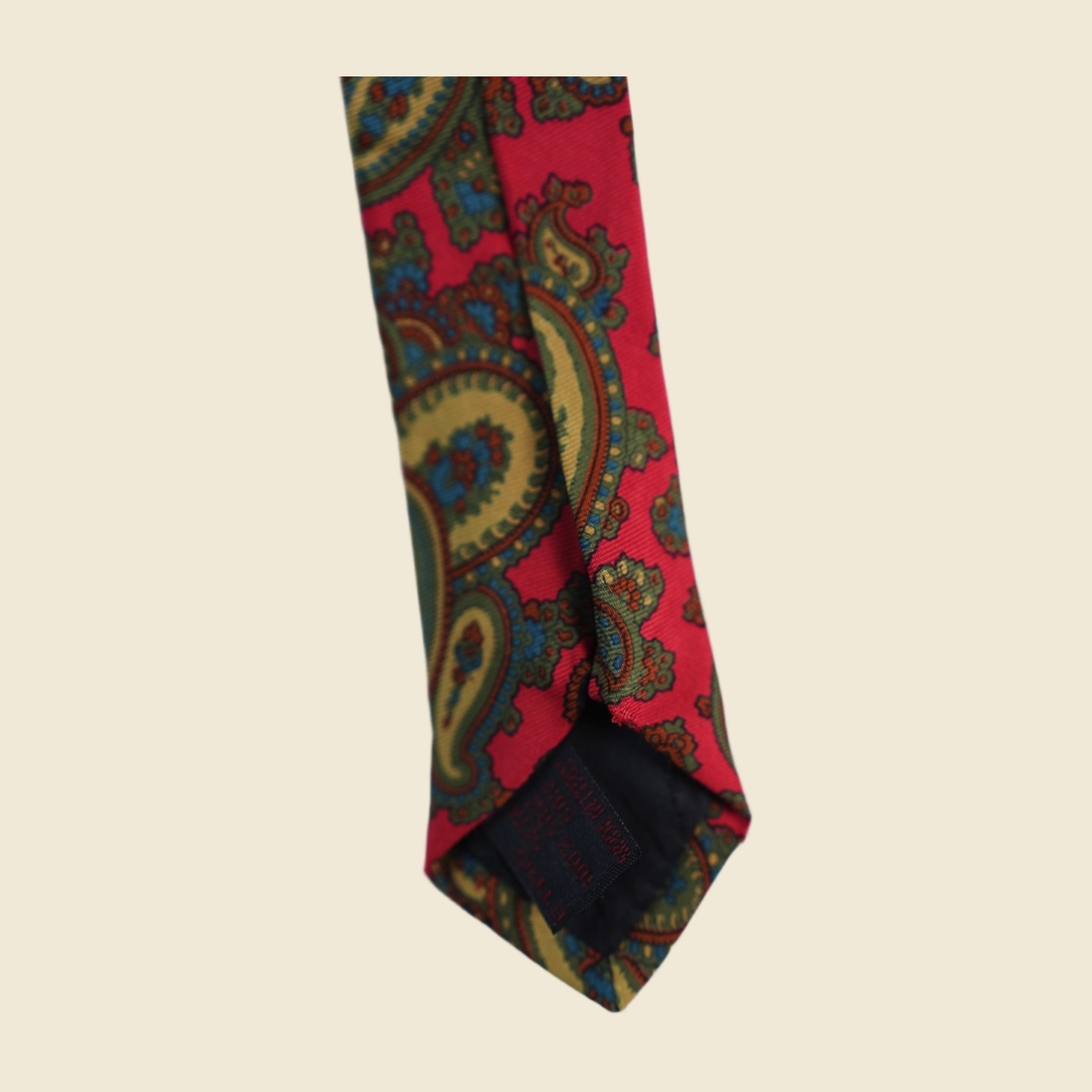 Cravatta Etro in twill di seta con cachemire fitto su fondo rosso lampone, verde oliva e senape, vista frontale su fondo neutro — vista 4