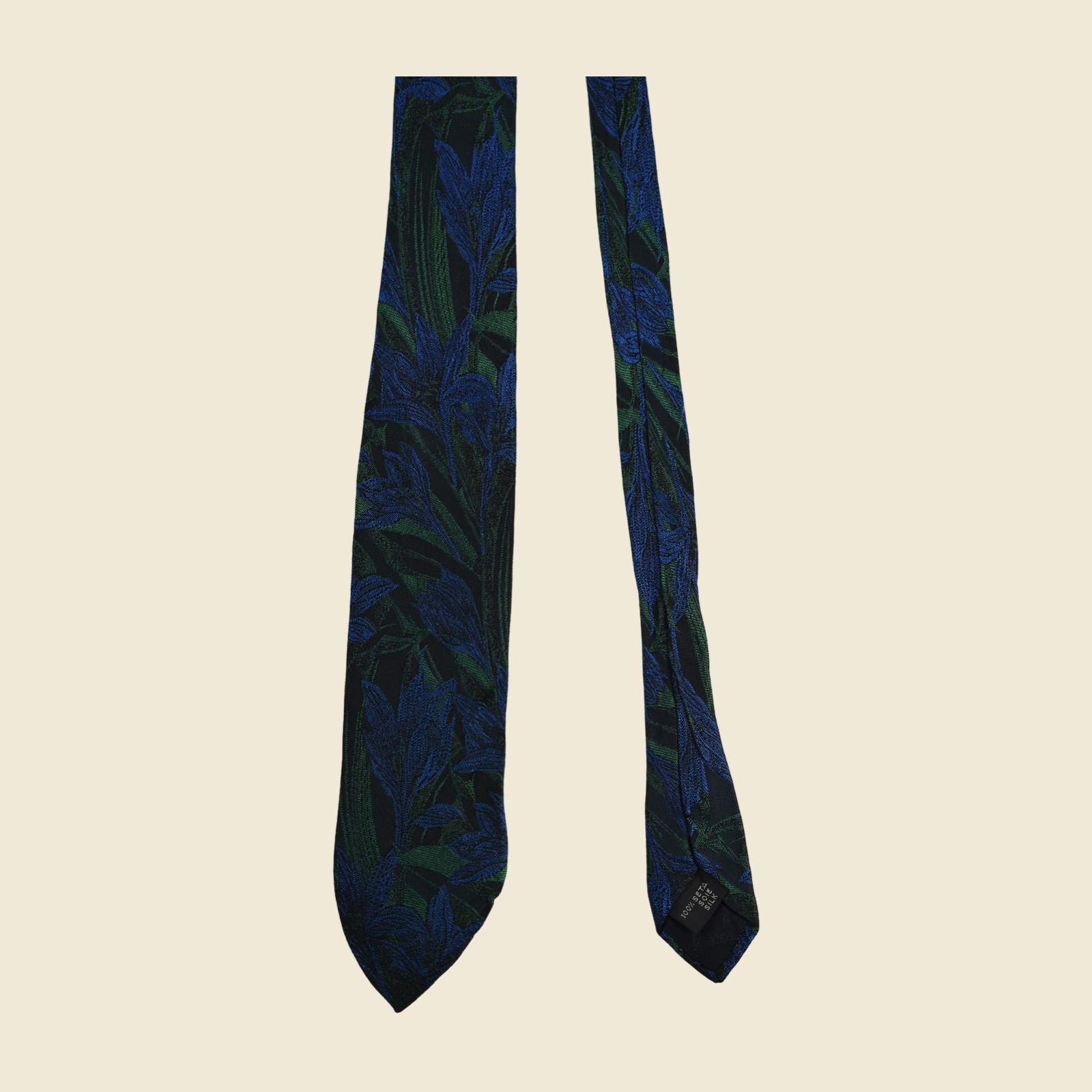 Cravatta Gianni Versace in seta con gigli e foglie tessuti a jacquard su blu cobalto, verde smeraldo e nero, vista frontale su fondo neutro — vista 3