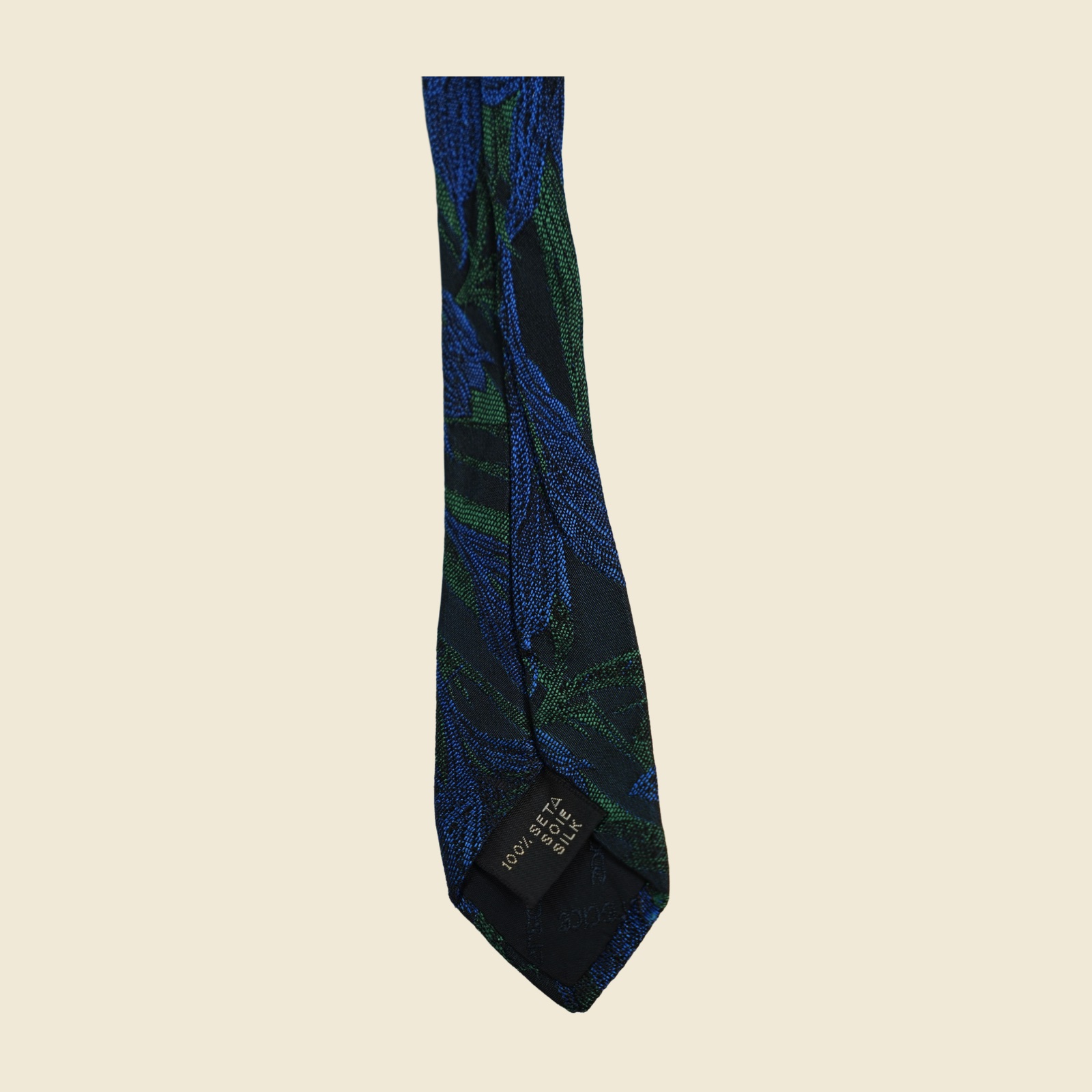 Cravatta Gianni Versace in seta con gigli e foglie tessuti a jacquard su blu cobalto, verde smeraldo e nero, vista frontale su fondo neutro — vista 4