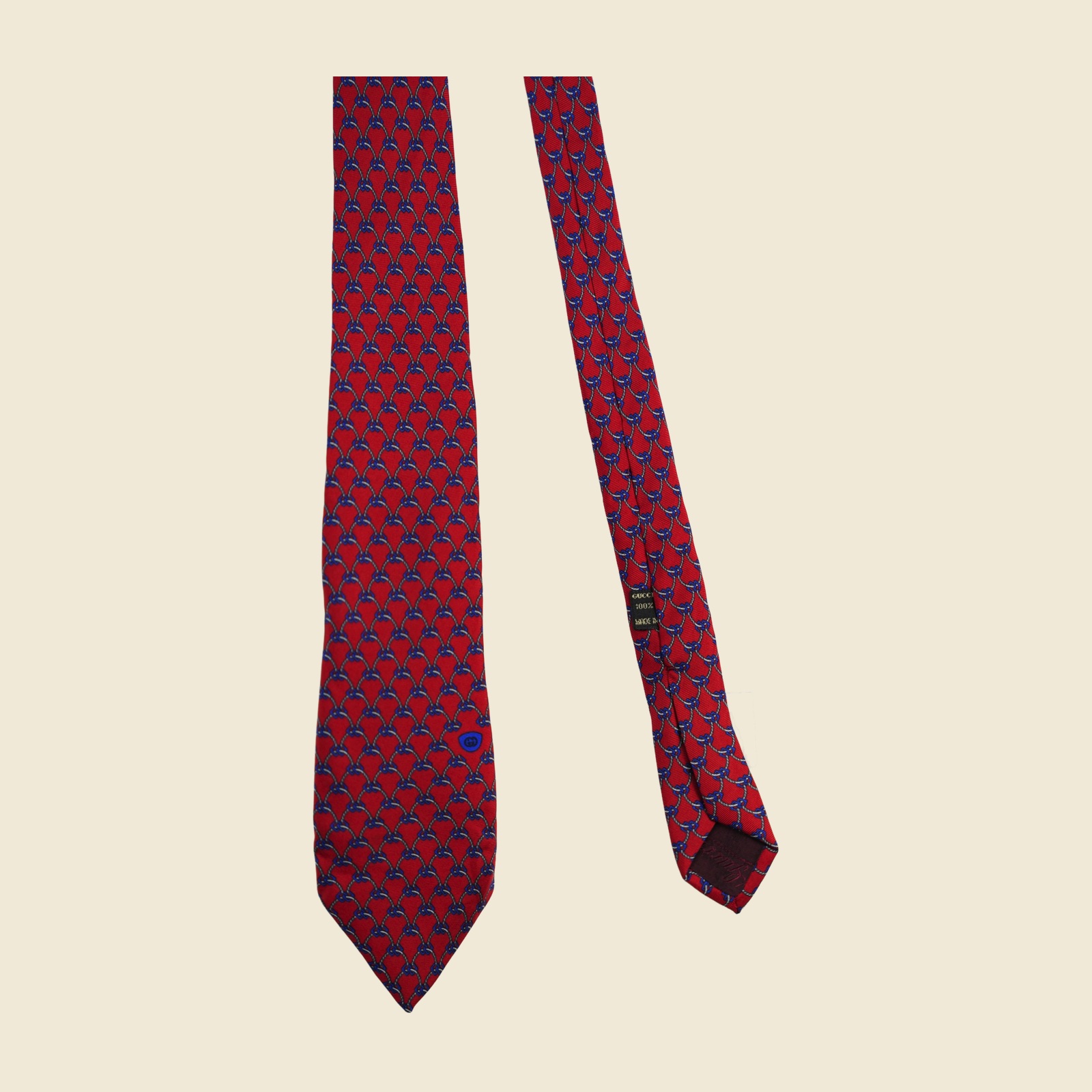 Cravatta Gucci a reticolo di corde e catenelle annodate, grigio-argento e blu su fondo rosso, vista intera in posa piatta — vista 3