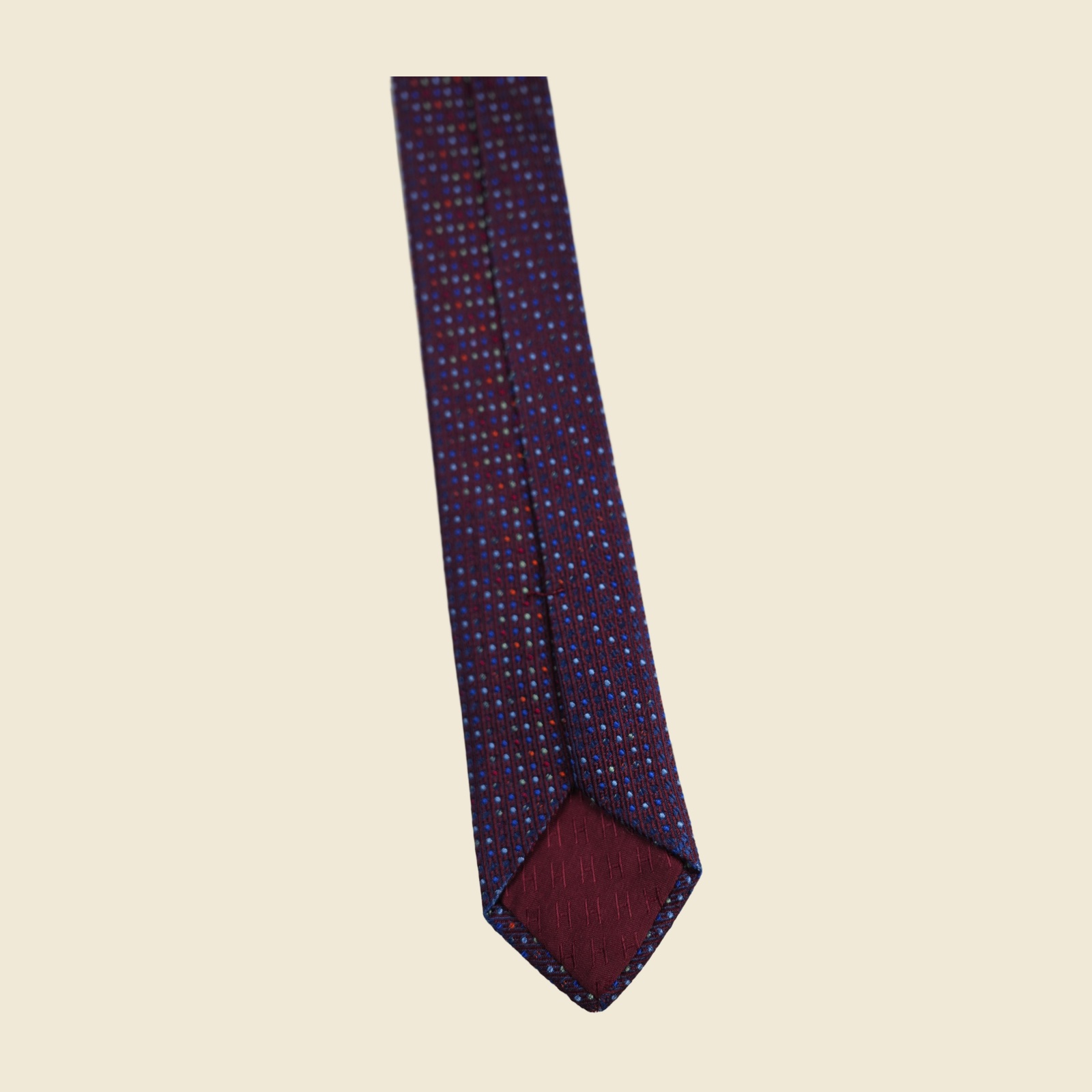 Cravatta Hermès in seta a micro-pois su fondo a coste bordeaux prugna, puntini blu, écru e arancio, vista intera — vista 4