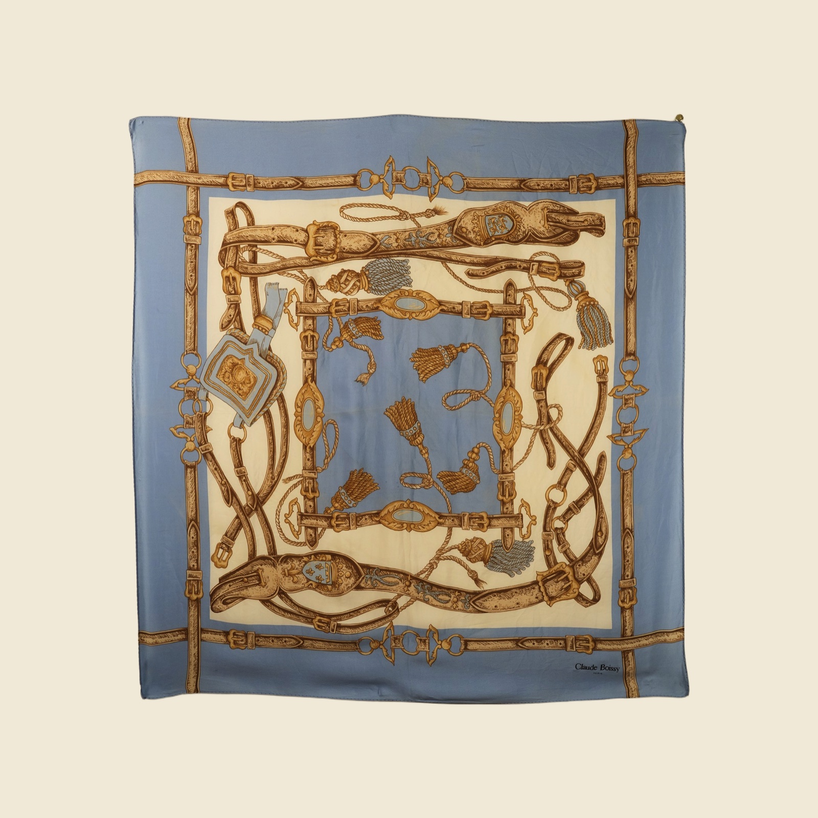 Foulard quadrato Claude Boissy con motivo equestre di cinghie, morsi e staffe in celeste polvere, avorio e oro-ocra, vista intera