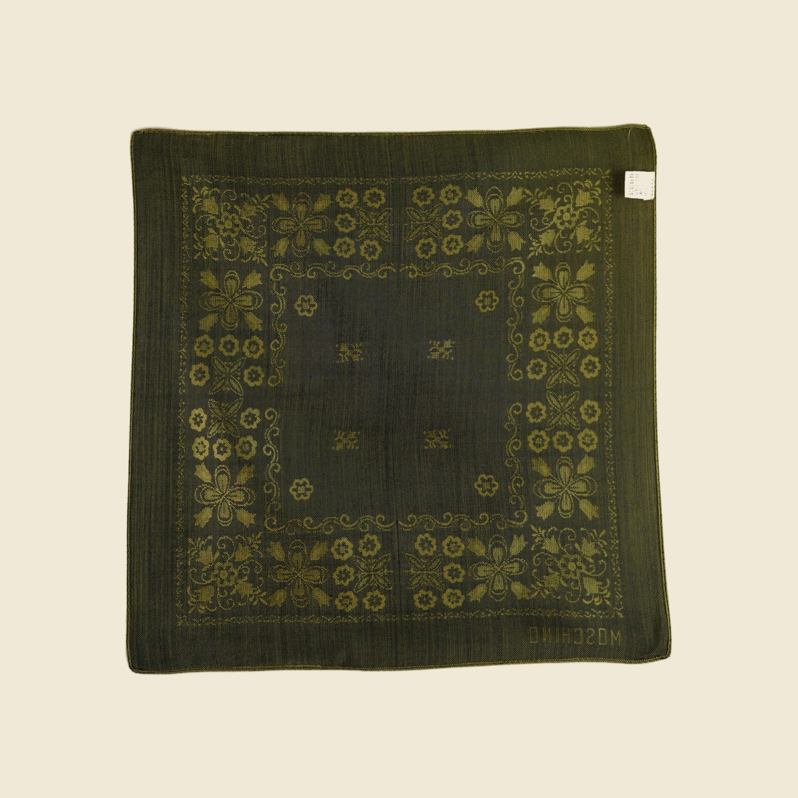 Foulard quadrato Moschino in seta, jacquard verde oliva e oro senape, doppia cornice di fiori stilizzati, vista intera — vista 3