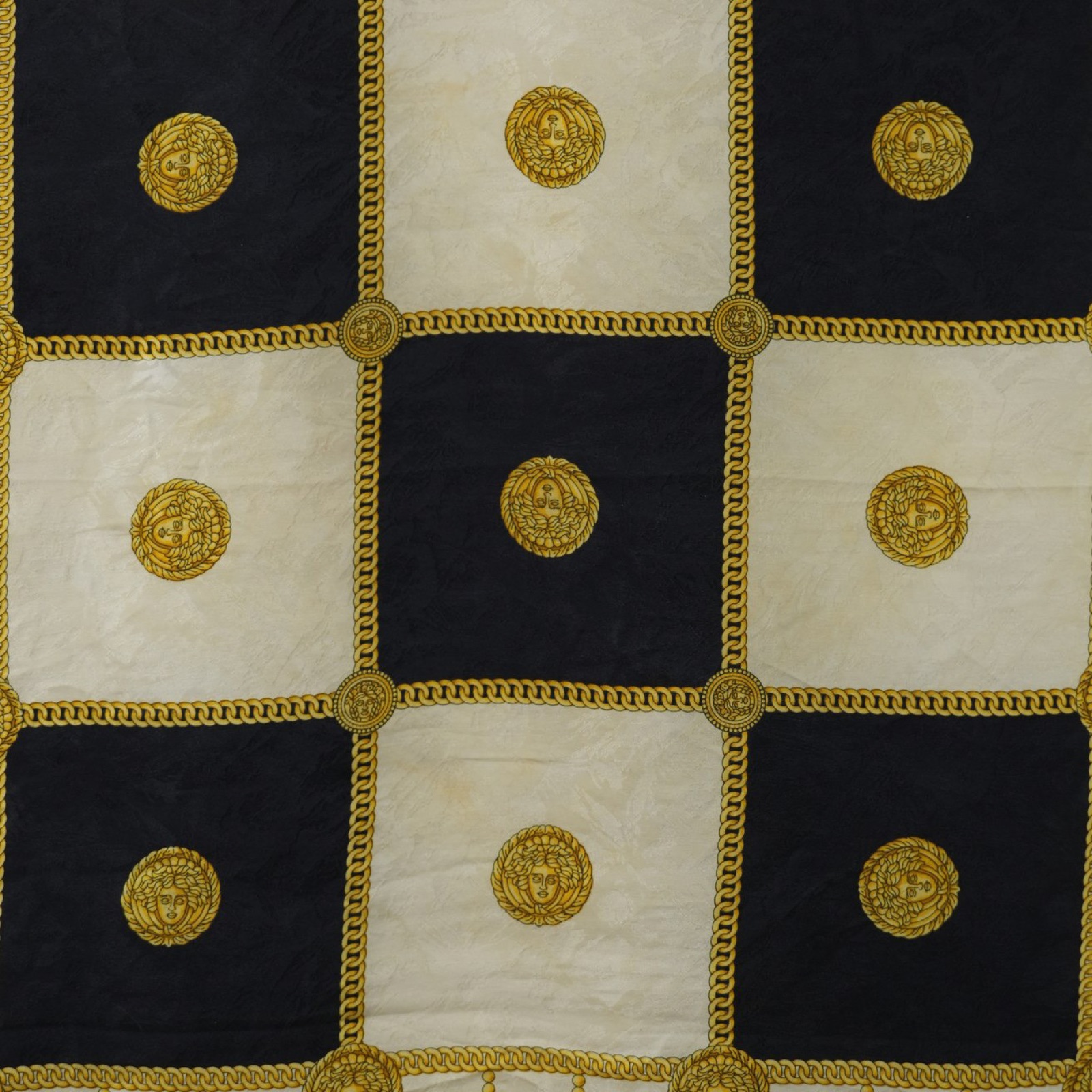Foulard quadrato in seta disteso, scacchiera di riquadri neri e avorio con catena groumette dorata e medaglioni a testa coronata — vista 2