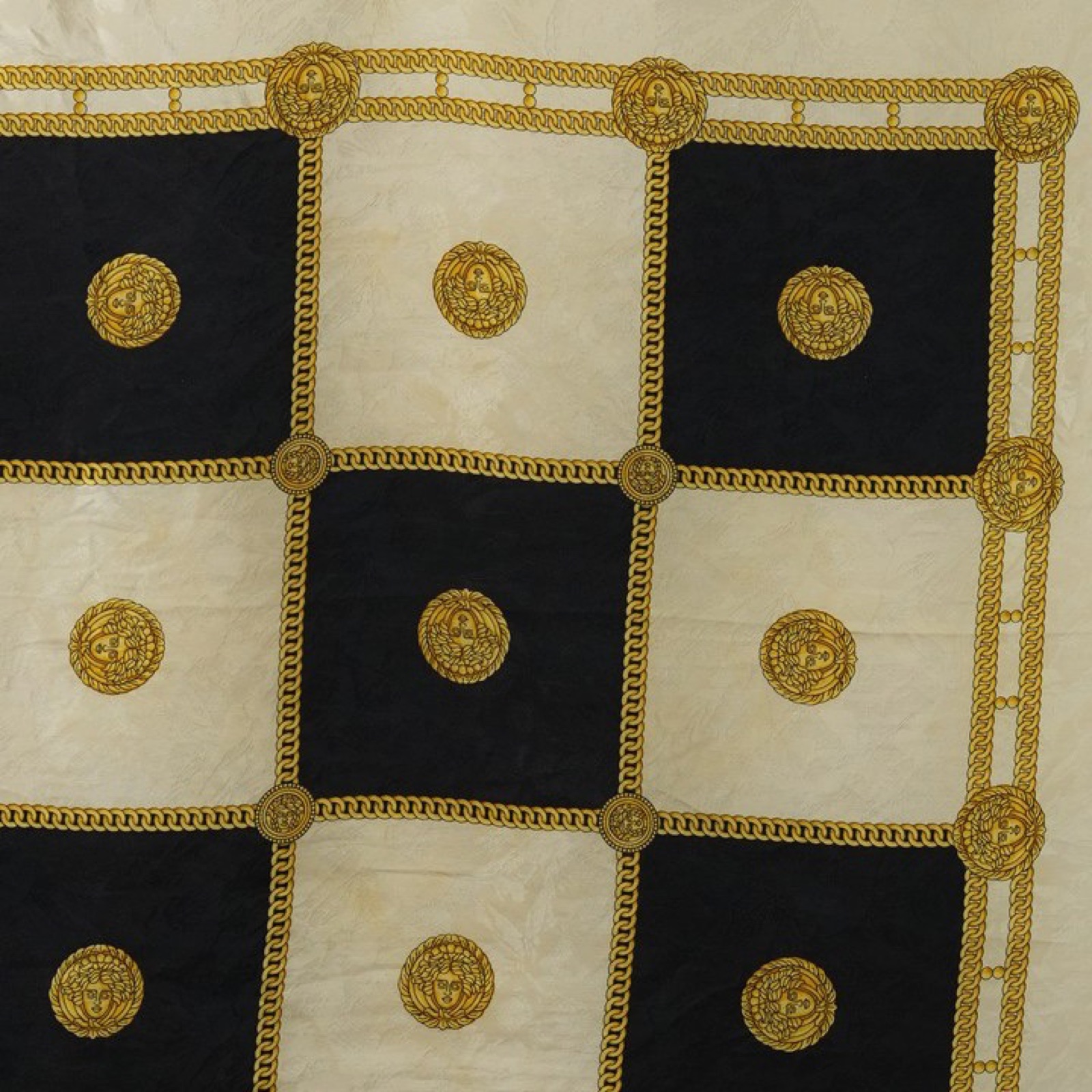 Foulard quadrato in seta disteso, scacchiera di riquadri neri e avorio con catena groumette dorata e medaglioni a testa coronata — vista 3