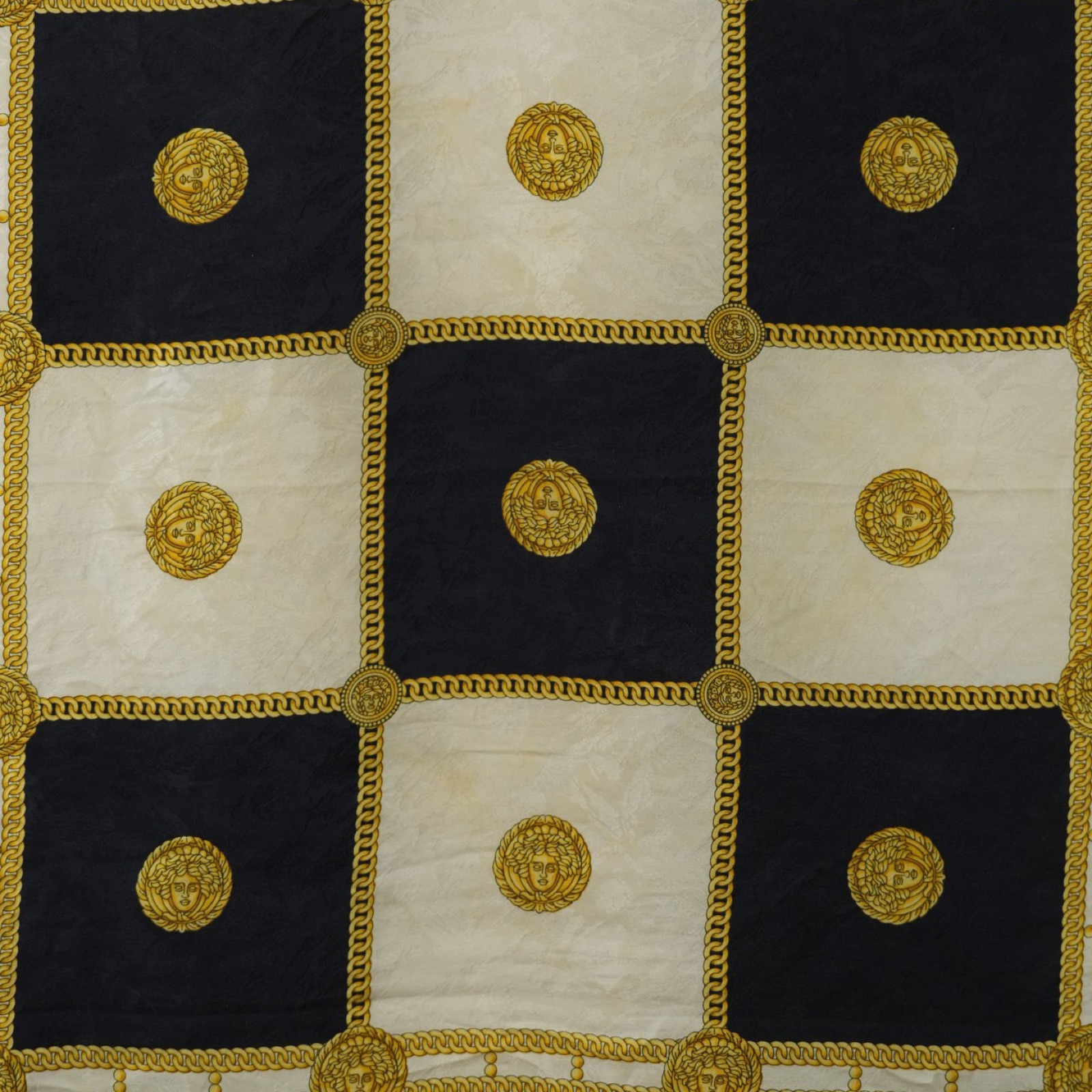 Foulard quadrato in seta disteso, scacchiera di riquadri neri e avorio con catena groumette dorata e medaglioni a testa coronata — vista 4