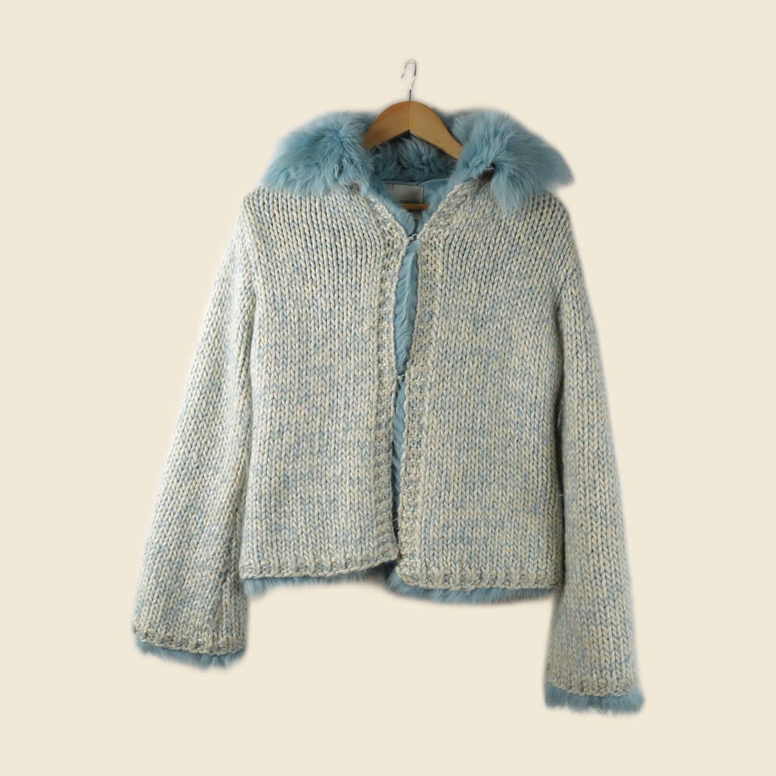 Cardigan Ermanno Scervino in maglia bouclé panna, collo in pelliccia di volpe azzurra, fodera celeste