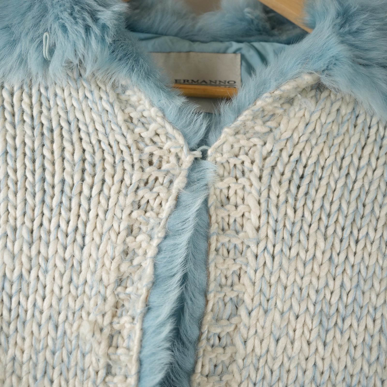 Cardigan Ermanno Scervino in maglia bouclé panna, collo in pelliccia di volpe azzurra, fodera celeste — vista 2