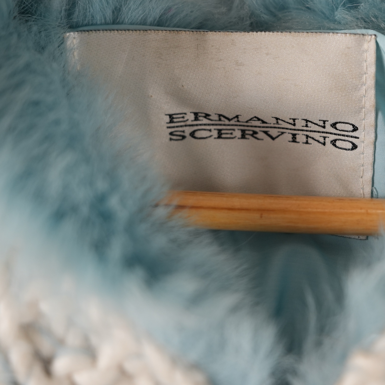 Cardigan Ermanno Scervino in maglia bouclé panna, collo in pelliccia di volpe azzurra, fodera celeste — vista 3