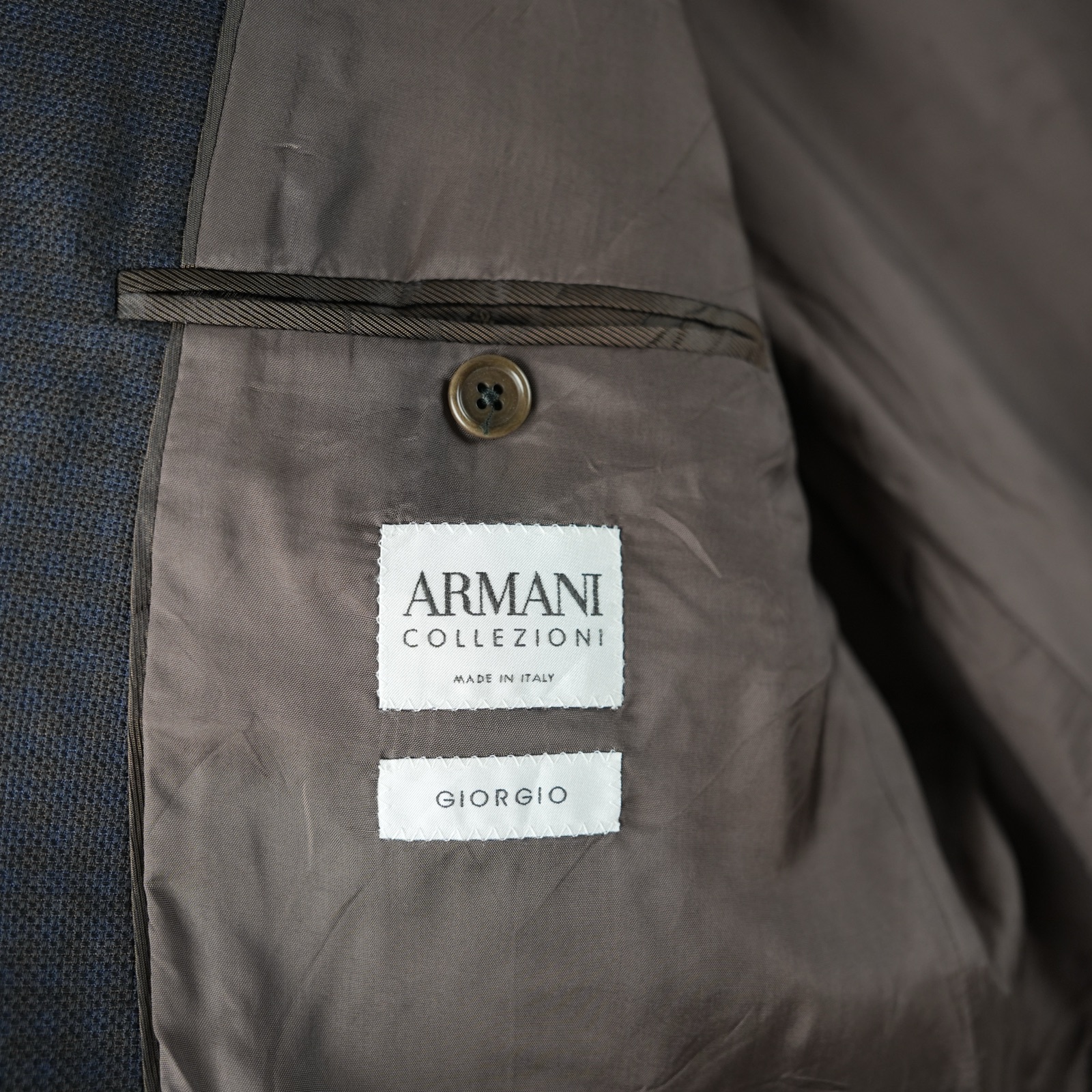 Giacca Armani Collezioni in lana blu quasi nero, tessitura minuta, chiusura a due bottoni, su gruccia — vista 3