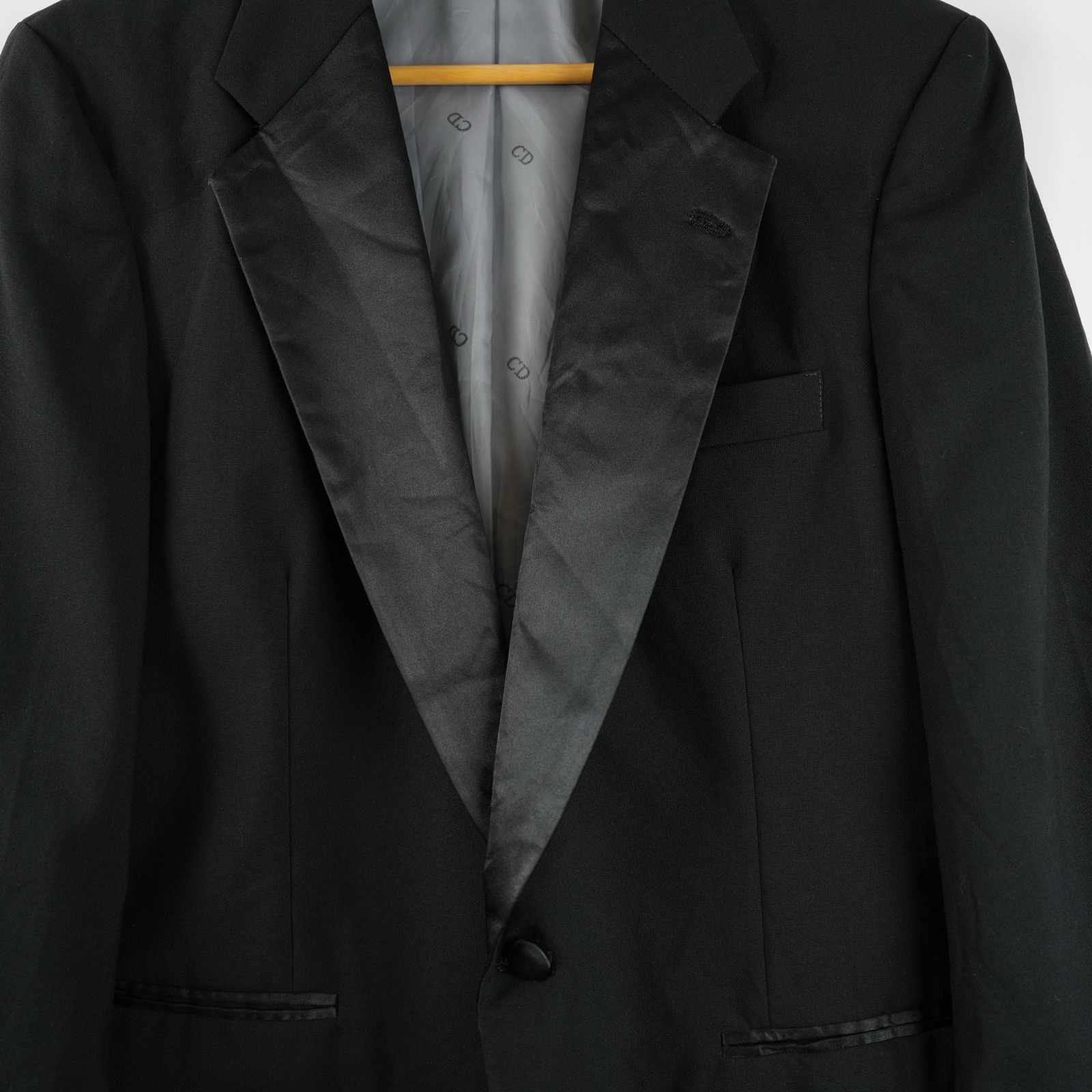 Giacca da sera nera Christian Dior con revers in raso lucido e chiusura a un solo bottone — vista 2