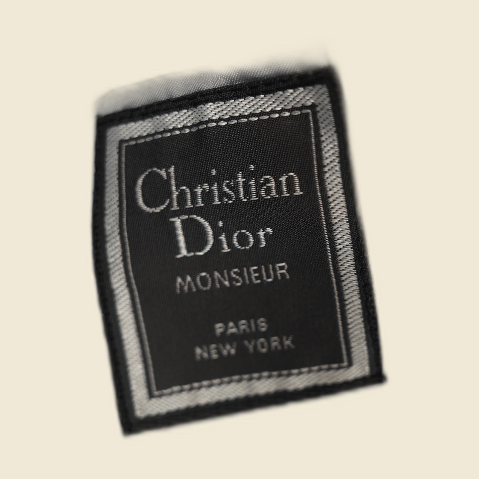 Giacca da sera nera Christian Dior con revers in raso lucido e chiusura a un solo bottone — vista 3