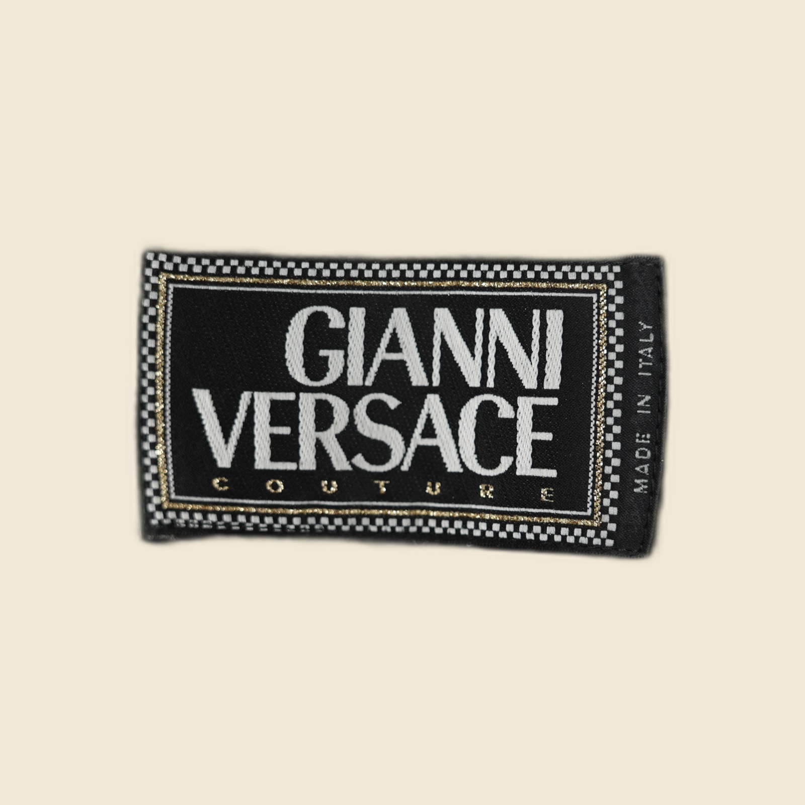 Giacca doppiopetto Gianni Versace Couture in gessato bianco su nero, risvolti dei polsi con stampa geometrica — vista 3