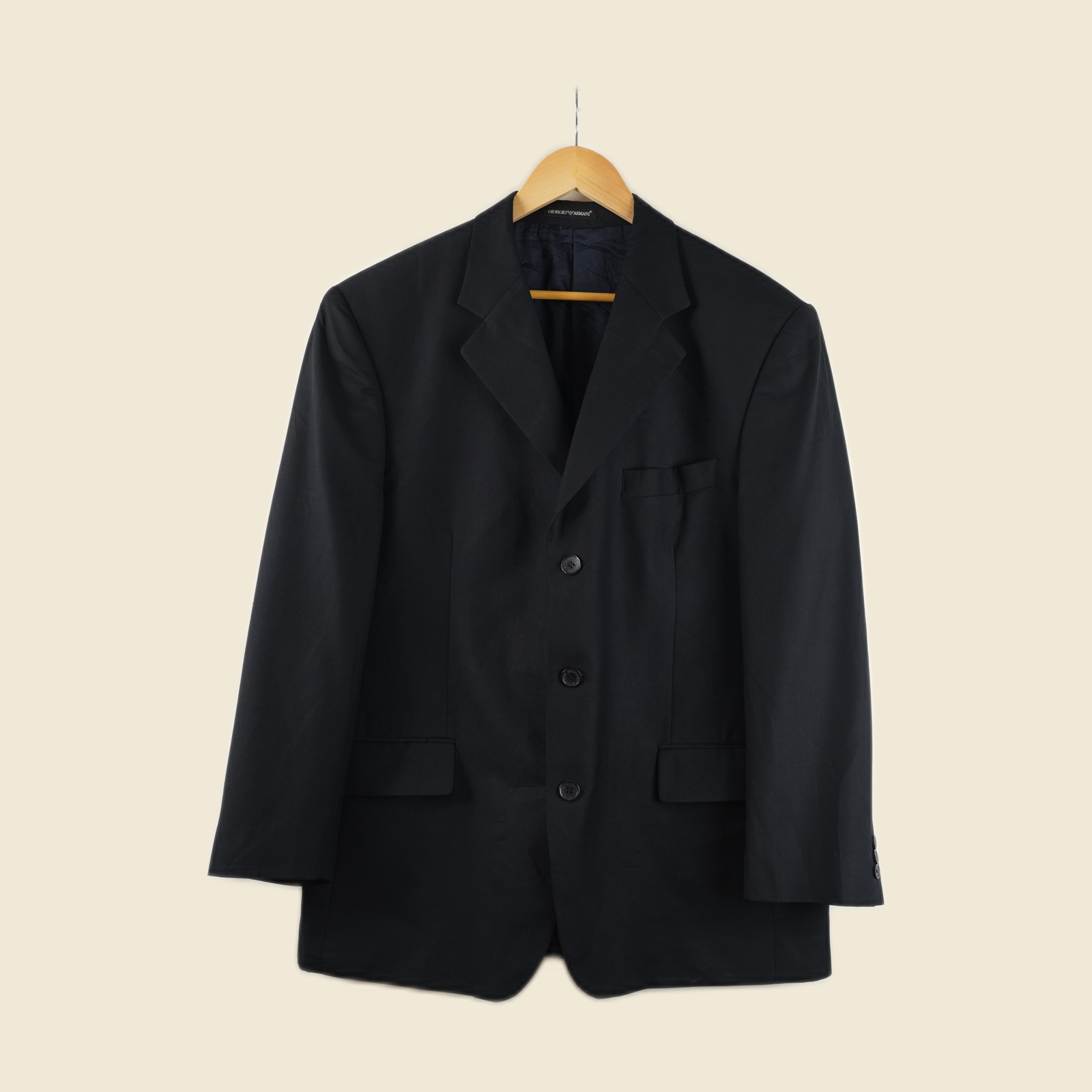 Giacca Giorgio Armani in lana blu notte, chiusura a tre bottoni, spalla morbida, su gruccia