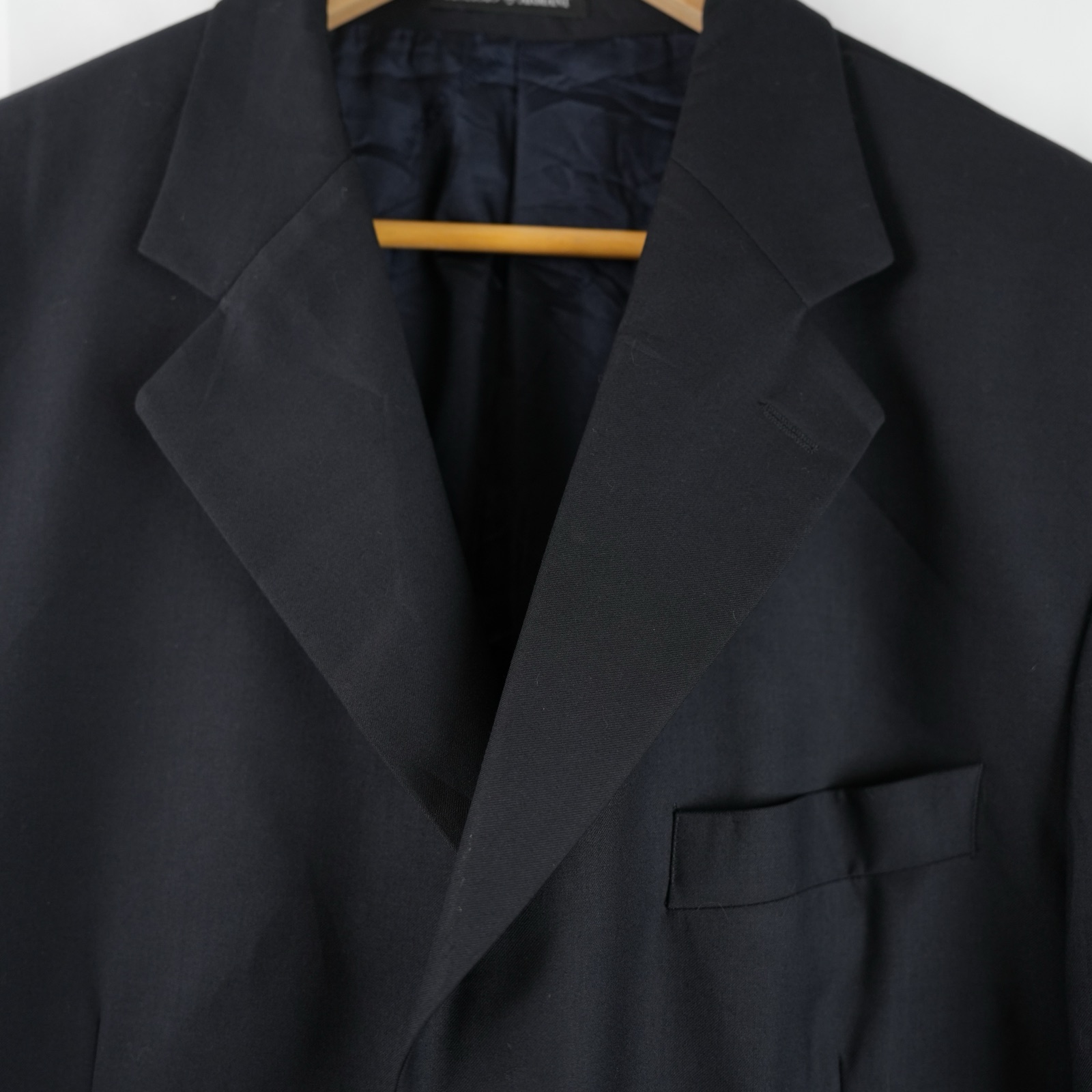 Giacca Giorgio Armani in lana blu notte, chiusura a tre bottoni, spalla morbida, su gruccia — vista 2