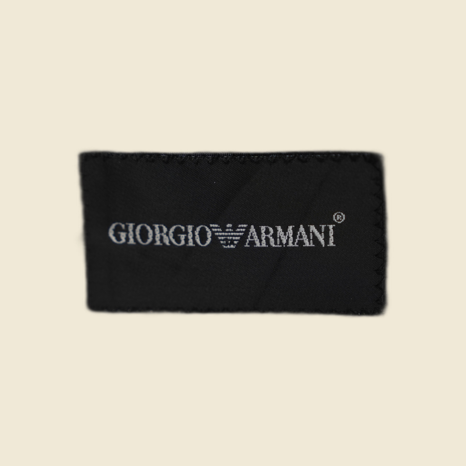 Giacca Giorgio Armani in lana blu notte, chiusura a tre bottoni, spalla morbida, su gruccia — vista 3