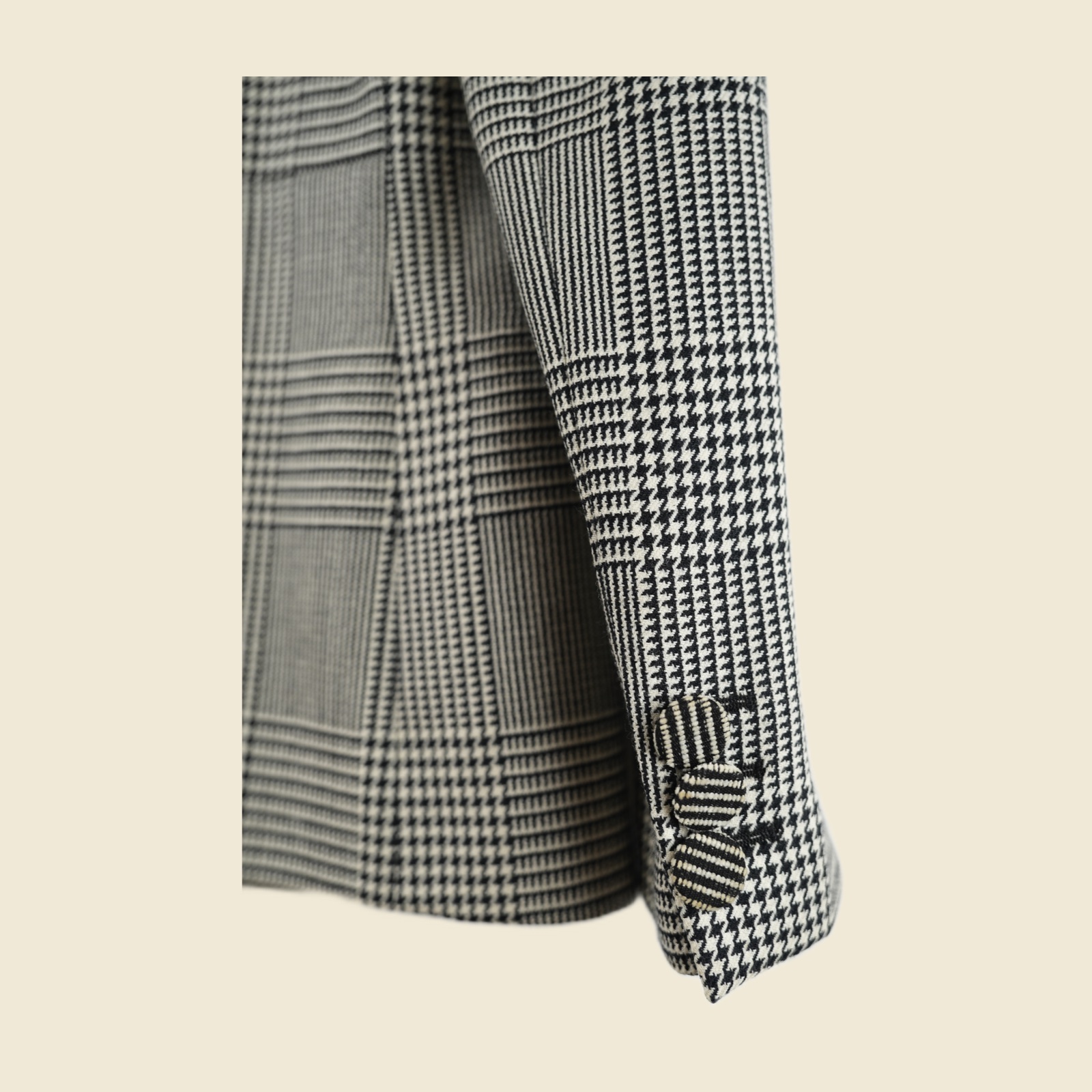 Giacca Giorgio Armani Borgo 21 in Principe di Galles con collo alla coreana e profili in pied-de-poule — vista 2