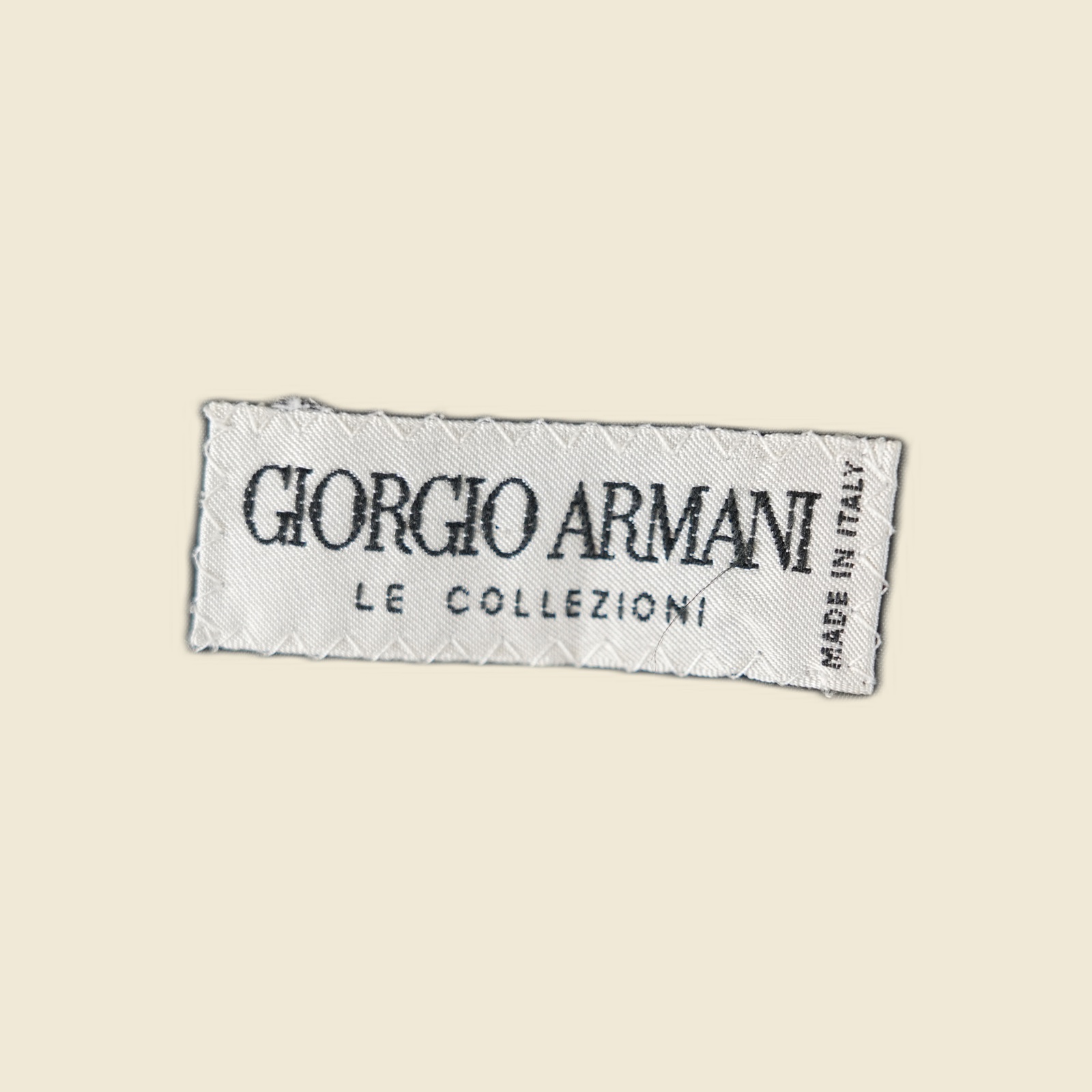 Giacca da uomo a doppiopetto in grigio scuro di Armani Le Collezioni, con il davanti che si sovrappone e chiude di lato — vista 3