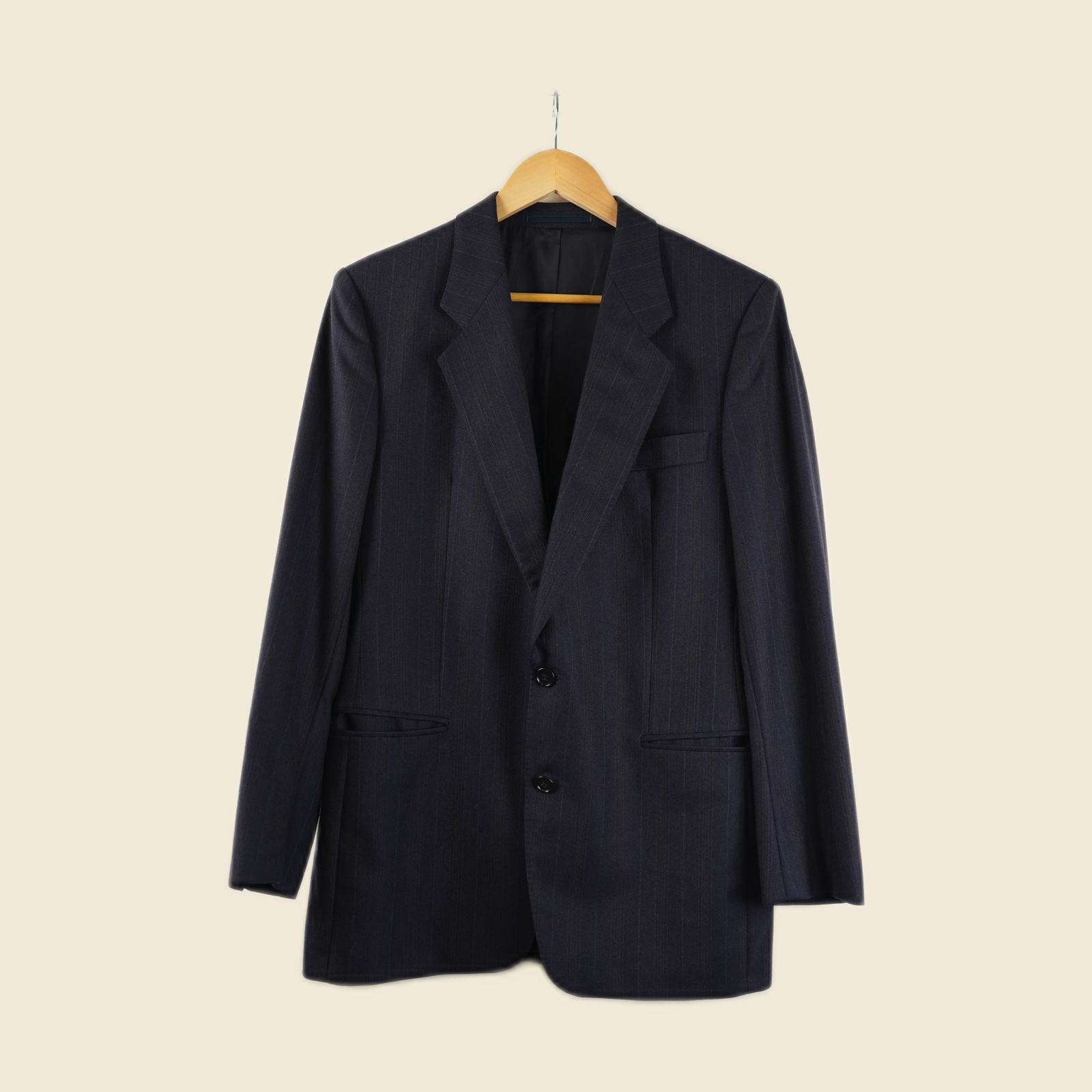 Giacca da uomo in lana blu di Hugo Boss, con chiusura a due bottoni sul davanti e maniche lunghe