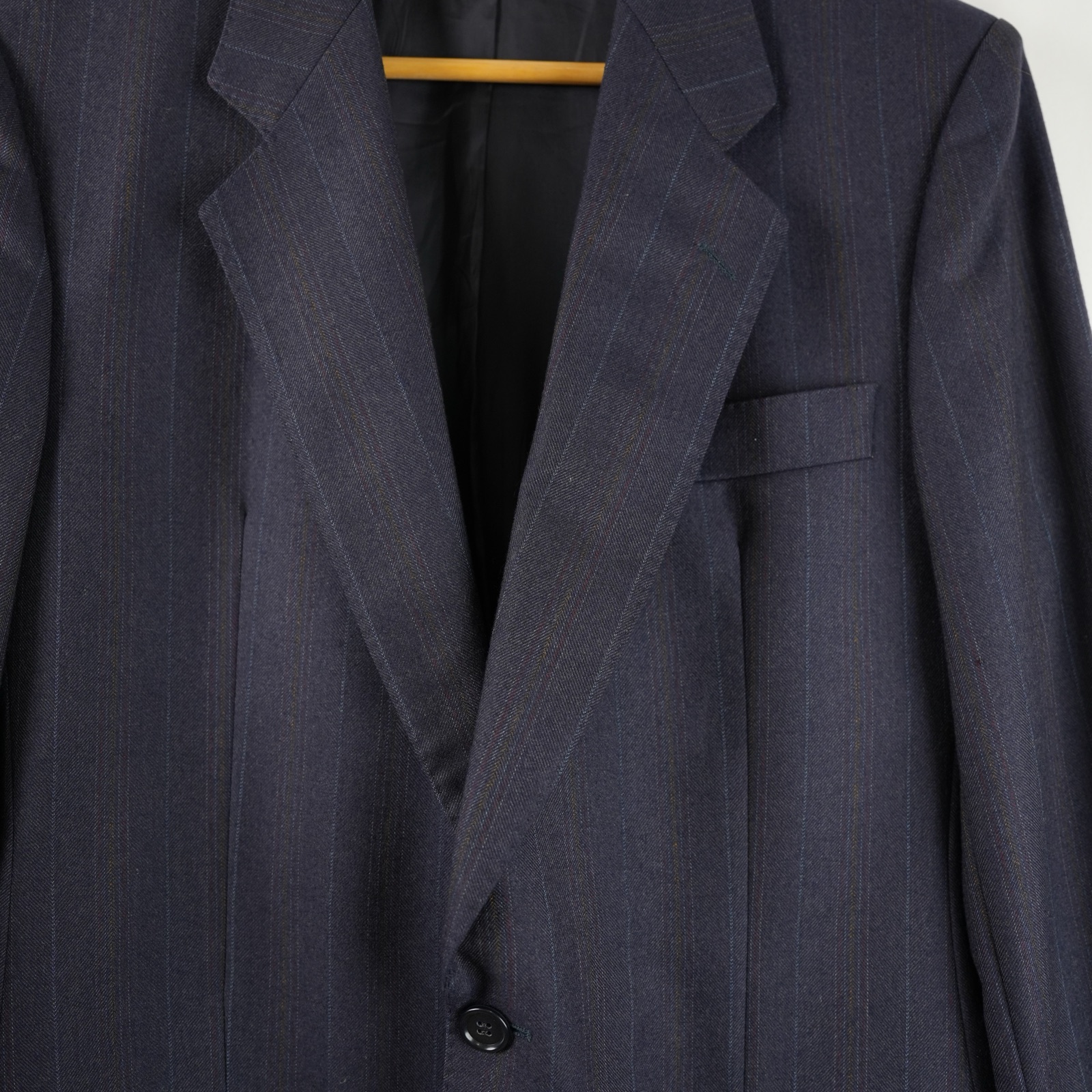 Giacca da uomo in lana blu di Hugo Boss, con chiusura a due bottoni sul davanti e maniche lunghe — vista 2