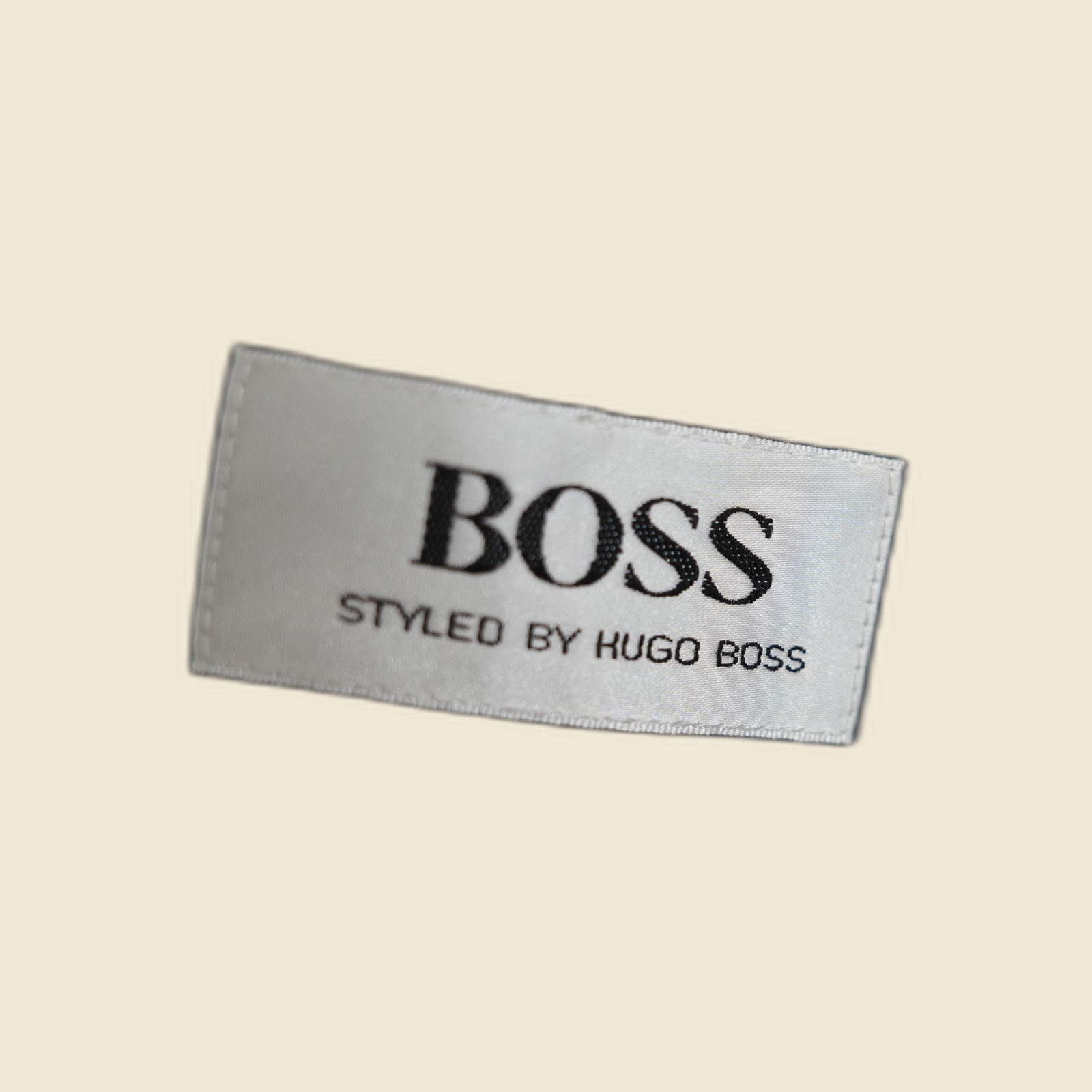 Giacca da uomo in lana blu di Hugo Boss, con chiusura a due bottoni sul davanti e maniche lunghe — vista 3