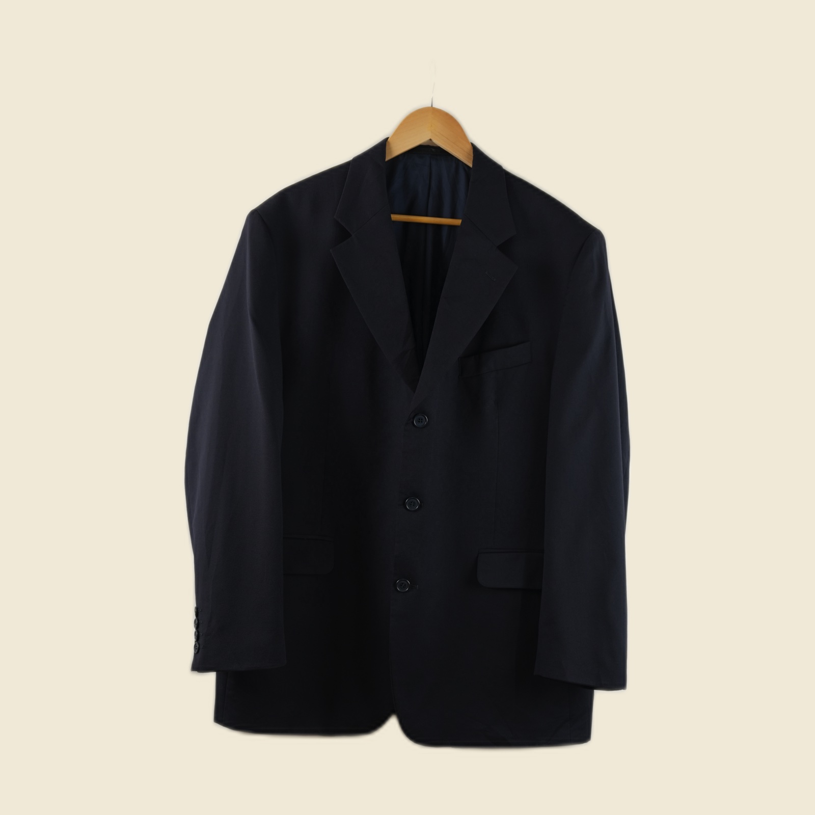 Giacca da uomo in lana blu notte di Yves Saint Laurent, con chiusura a tre bottoni sul davanti