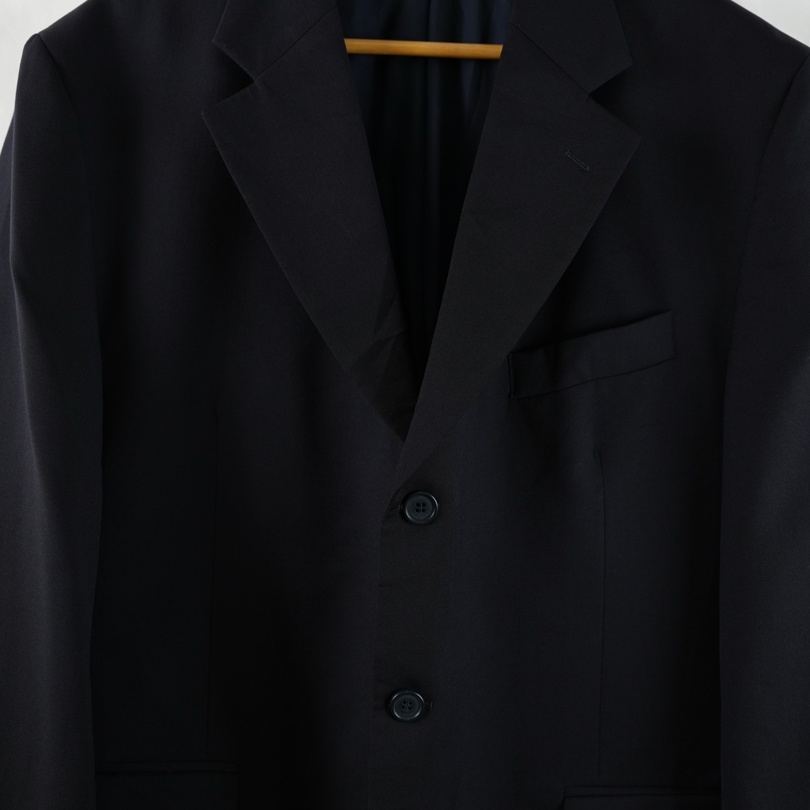 Giacca da uomo in lana blu notte di Yves Saint Laurent, con chiusura a tre bottoni sul davanti — vista 2