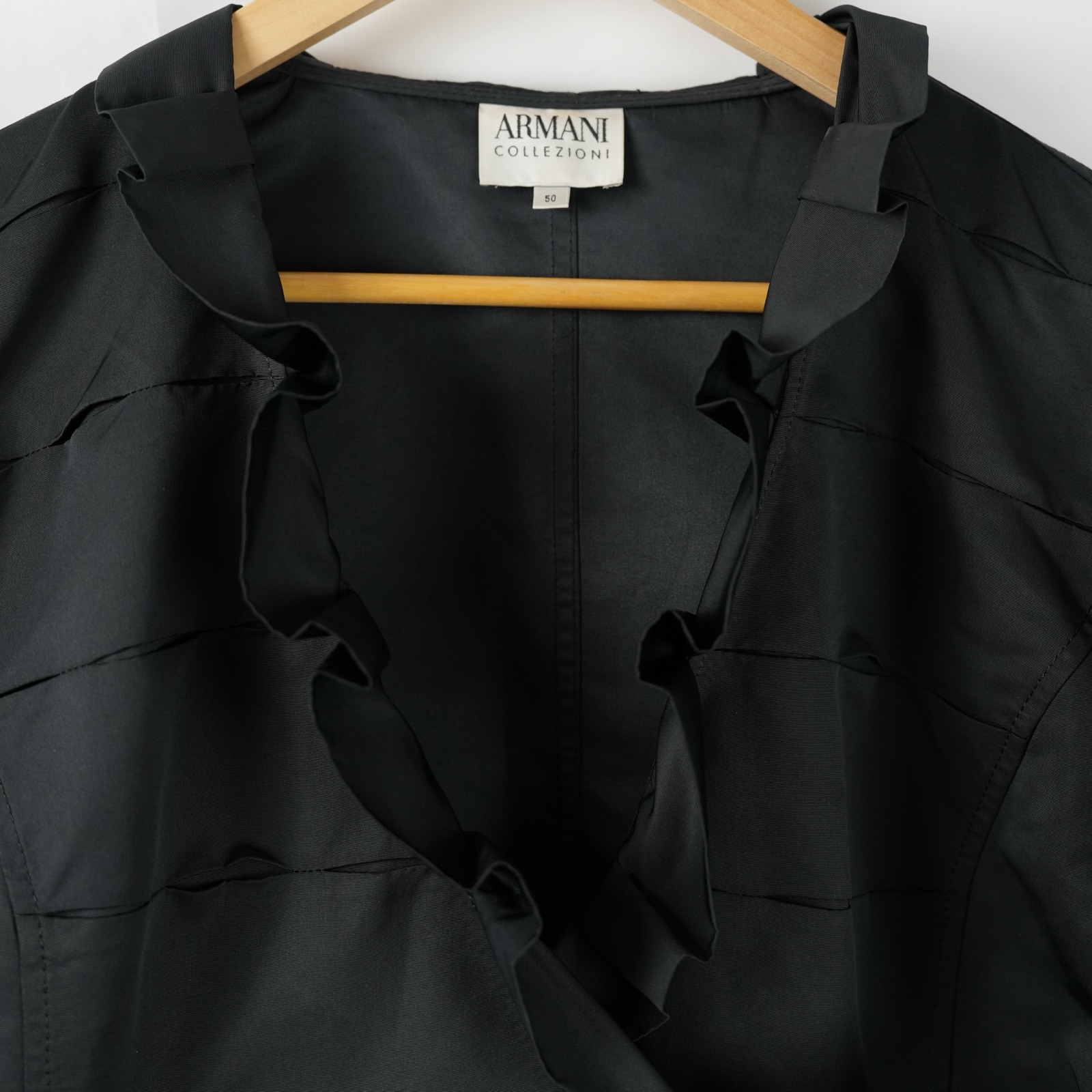 Blusa Armani Collezioni in poliestere nero lucido, incrocio annodato a fiocco sul fianco, balza plissé sul fondo — vista 2