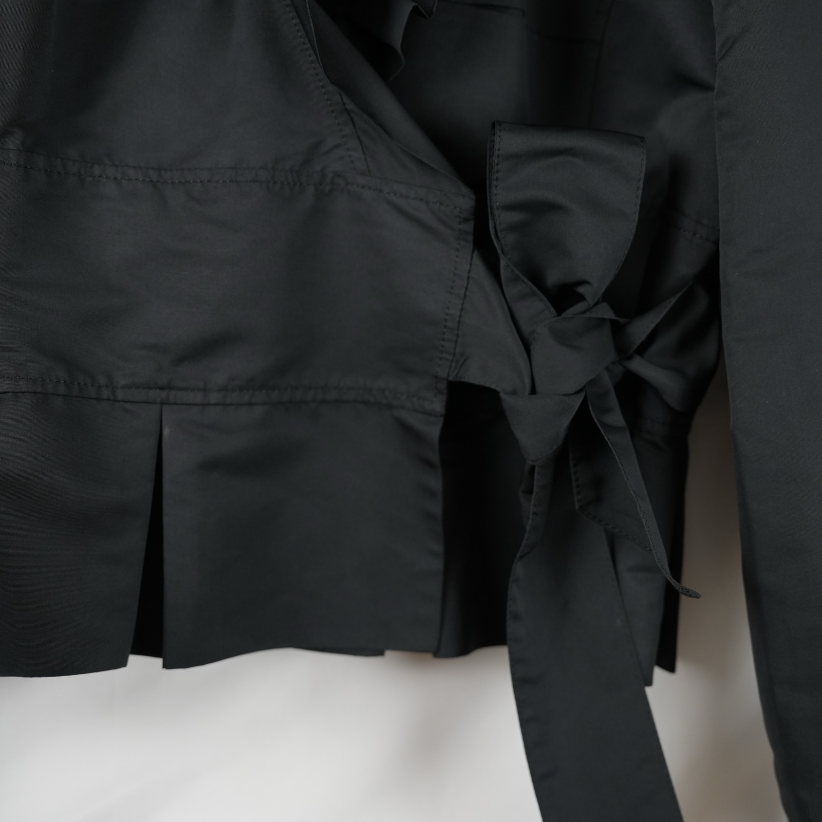 Blusa Armani Collezioni in poliestere nero lucido, incrocio annodato a fiocco sul fianco, balza plissé sul fondo — vista 3