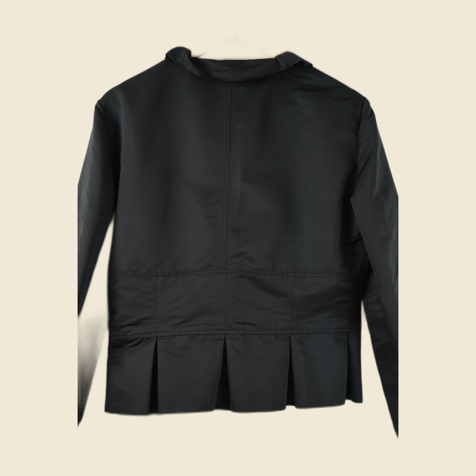Blusa Armani Collezioni in poliestere nero lucido, incrocio annodato a fiocco sul fianco, balza plissé sul fondo — vista 4