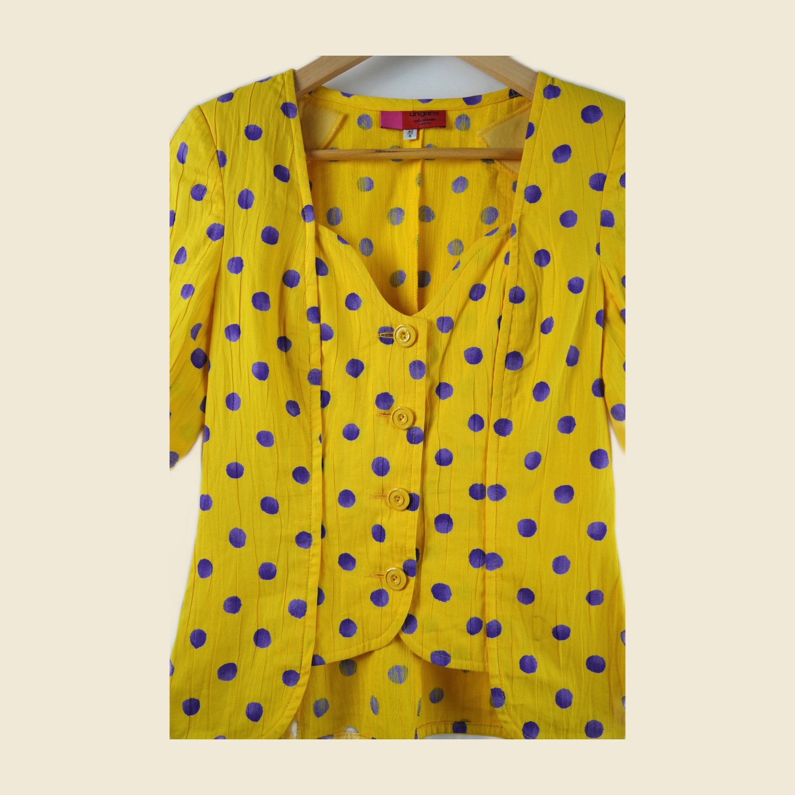 Blusa Emanuel Ungaro in cotone giallo a pois viola, spalline imbottite e doppio davanti a gilet — vista 2