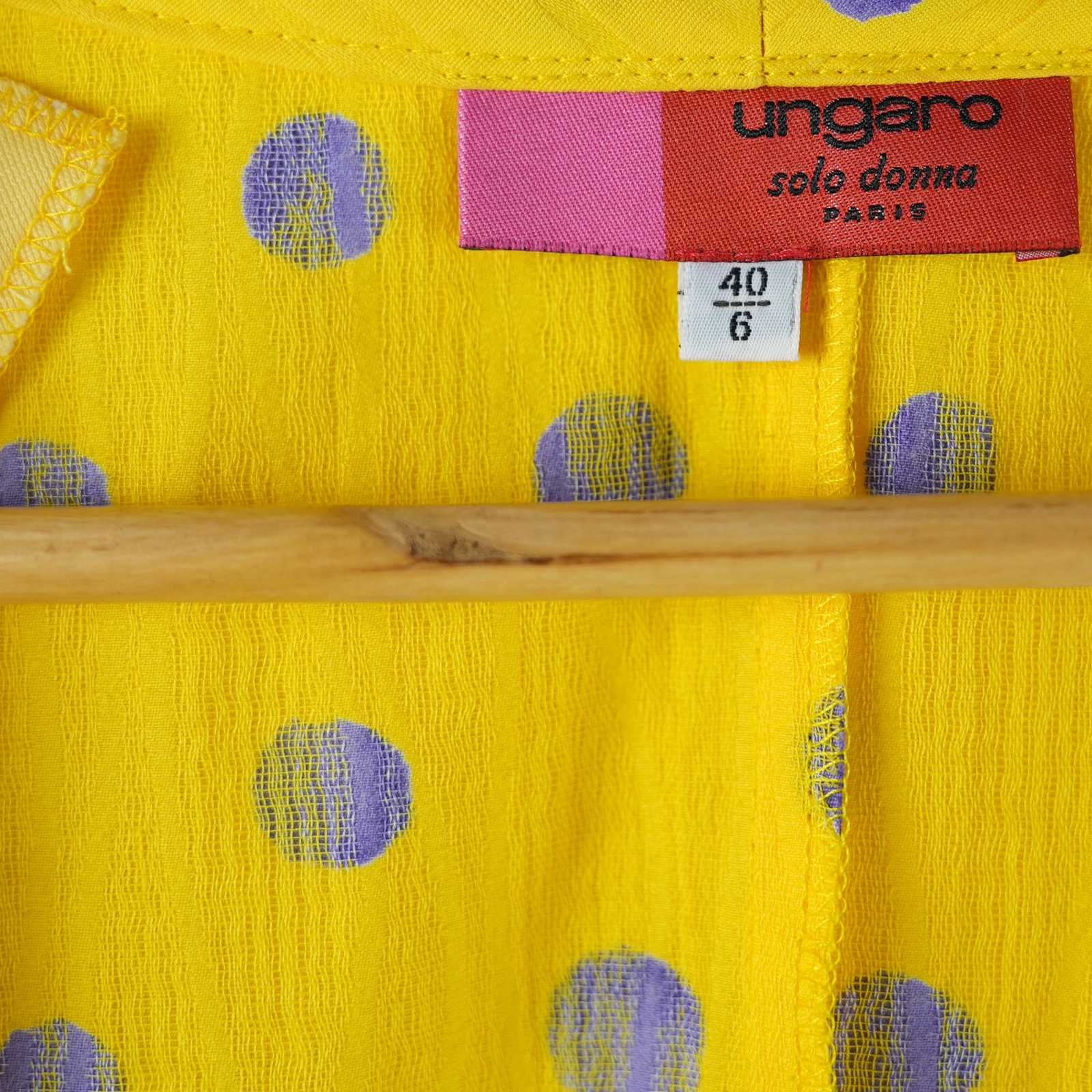 Blusa Emanuel Ungaro in cotone giallo a pois viola, spalline imbottite e doppio davanti a gilet — vista 3