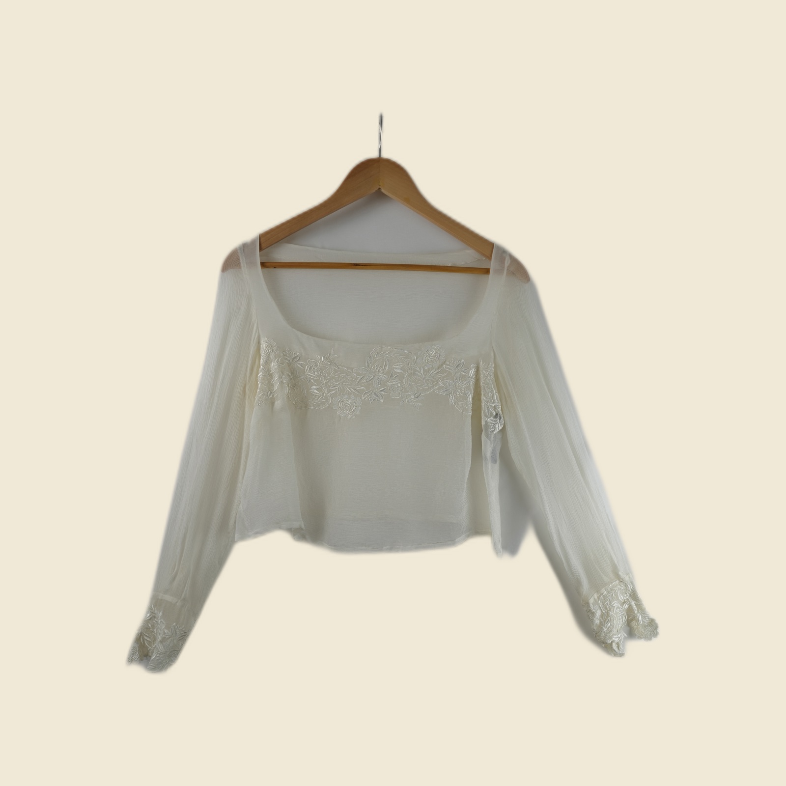 Blusa Valentino Tissus in velo avorio semitrasparente con ricami floreali su scollo e polsi