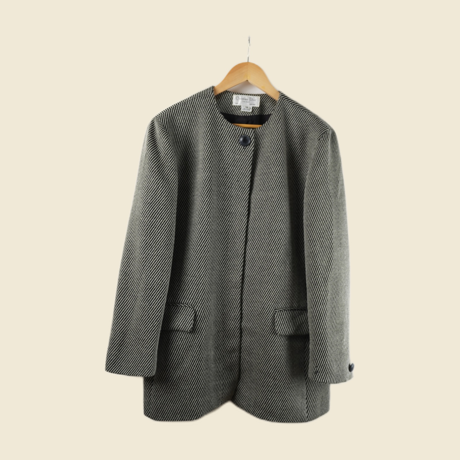Giacca Christian Dior The Suit senza collo in lana diagonale bianca e nera, con bottoni in pelle blu