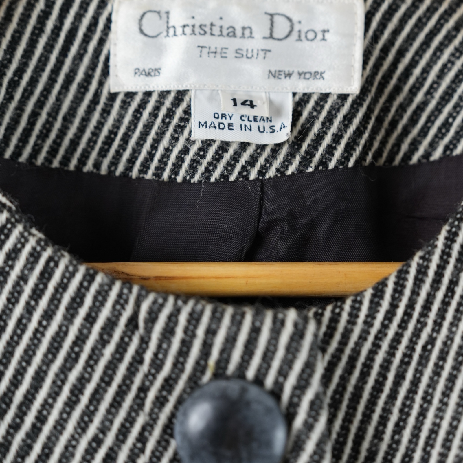 Giacca Christian Dior The Suit senza collo in lana diagonale bianca e nera, con bottoni in pelle blu — vista 2