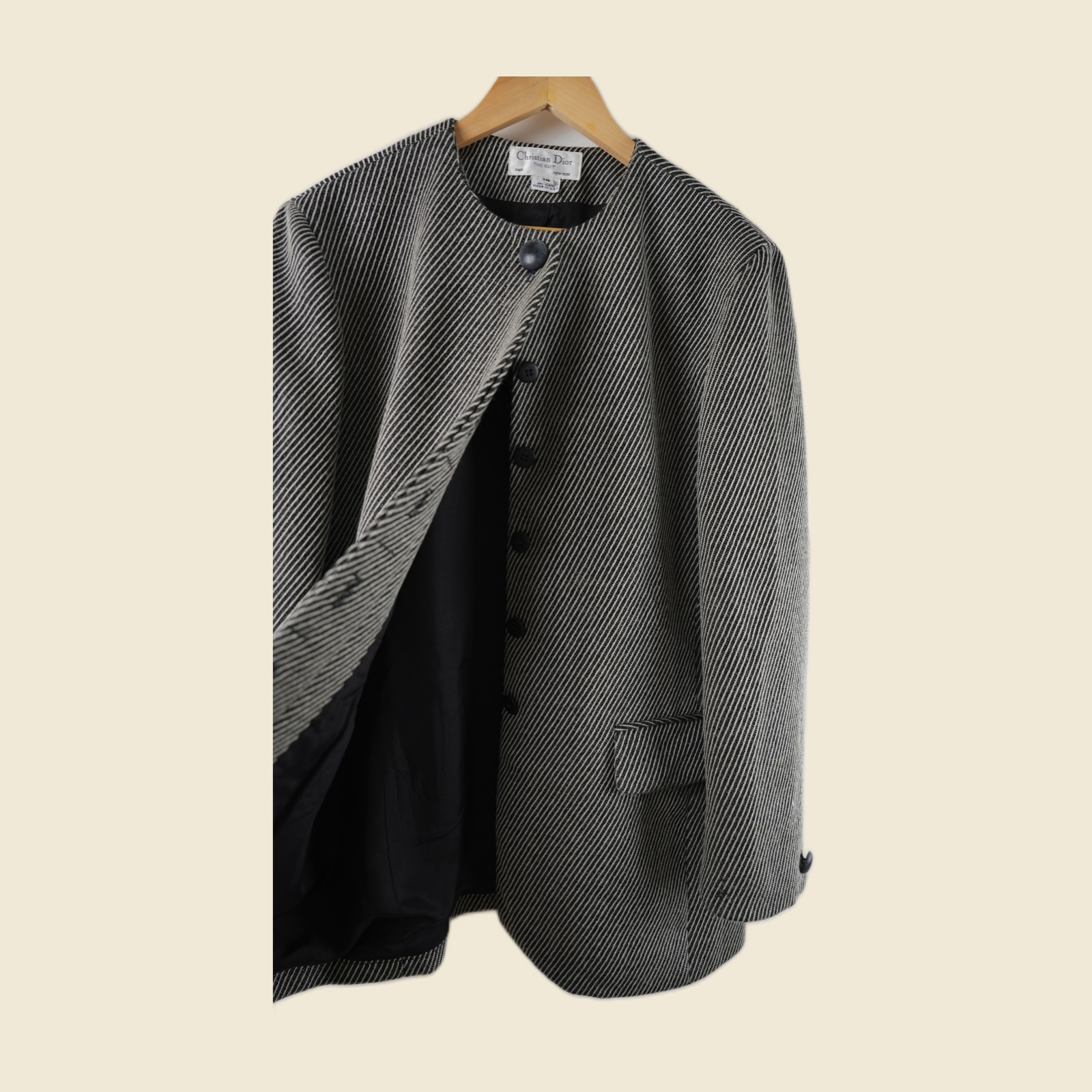 Giacca Christian Dior The Suit senza collo in lana diagonale bianca e nera, con bottoni in pelle blu — vista 3